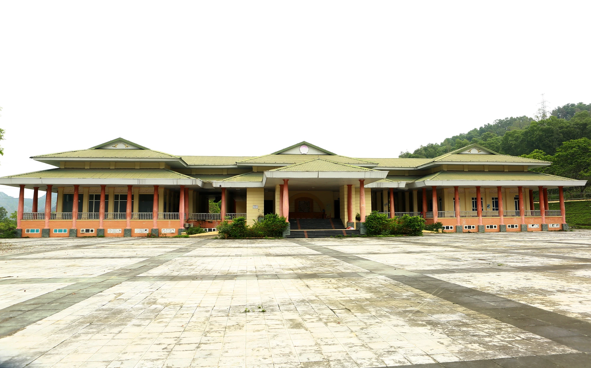 Cơ ngơi 160 tỷ đồng này chỉ có chút hơi người năm 2020, khi được trưng dụng làm nơi cách ly tập trung trong vài tháng cao điểm của đại dịch Covid-19. Ảnh: ĐẶNG TRUNG Cơ ngơi 160 tỷ đồng này chỉ có chút hơi người năm 2020, khi được trưng dụng làm nơi cách ly tập trung trong vài tháng cao điểm của đại dịch Covid-19. Ảnh: ĐẶNG TRUNG