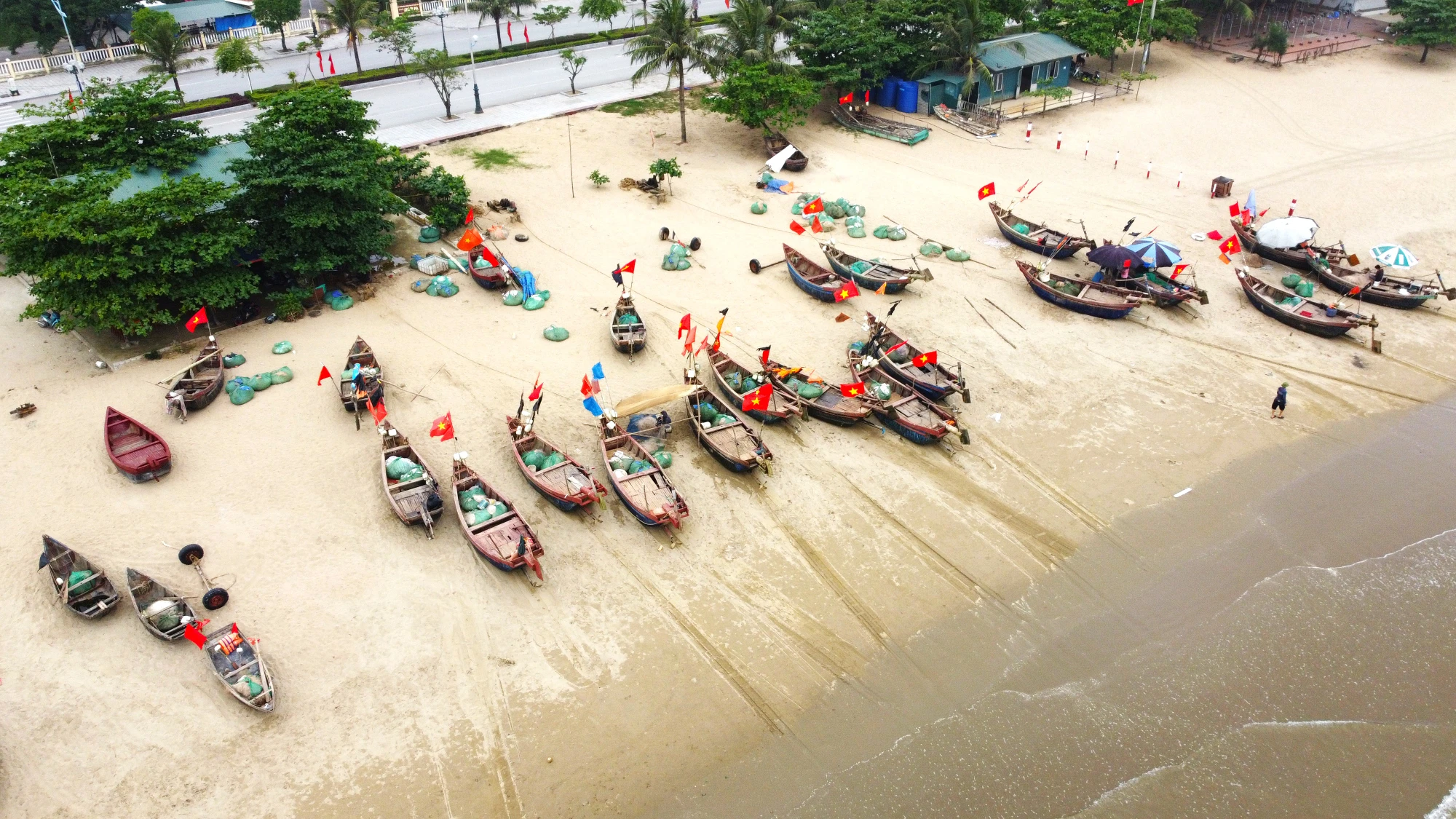Hình ảnh làng chài ven bờ biển Sầm Sơn là điểm trải nghiệm của du khách cùng cuộc sống ngư dân lắng nghe những câu chuyện hơi thở phát triển của Sầm Sơn hôm nay. Ảnh: ĐẶNG TRUNG Hình ảnh làng chài ven bờ biển Sầm Sơn là điểm trải nghiệm của du khách cùng cuộc sống ngư dân lắng nghe những câu chuyện hơi thở phát triển của Sầm Sơn hôm nay. Ảnh: ĐẶNG TRUNG