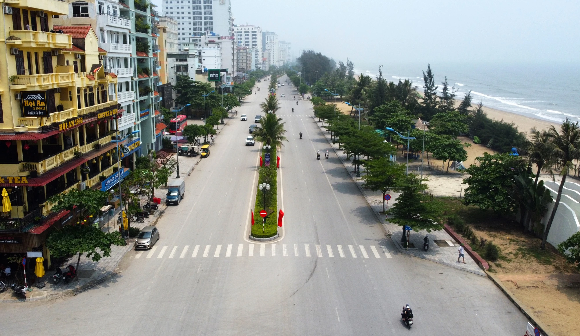 Trong thời gian diễn ra lễ hội toàn bộ tuyến đường Hồ Xuân Hương sẽ cấm các phương tiện lưu thông. Ảnh: ĐẶNG TRUNG Trong thời gian diễn ra lễ hội toàn bộ tuyến đường Hồ Xuân Hương sẽ cấm các phương tiện lưu thông. Ảnh: ĐẶNG TRUNG