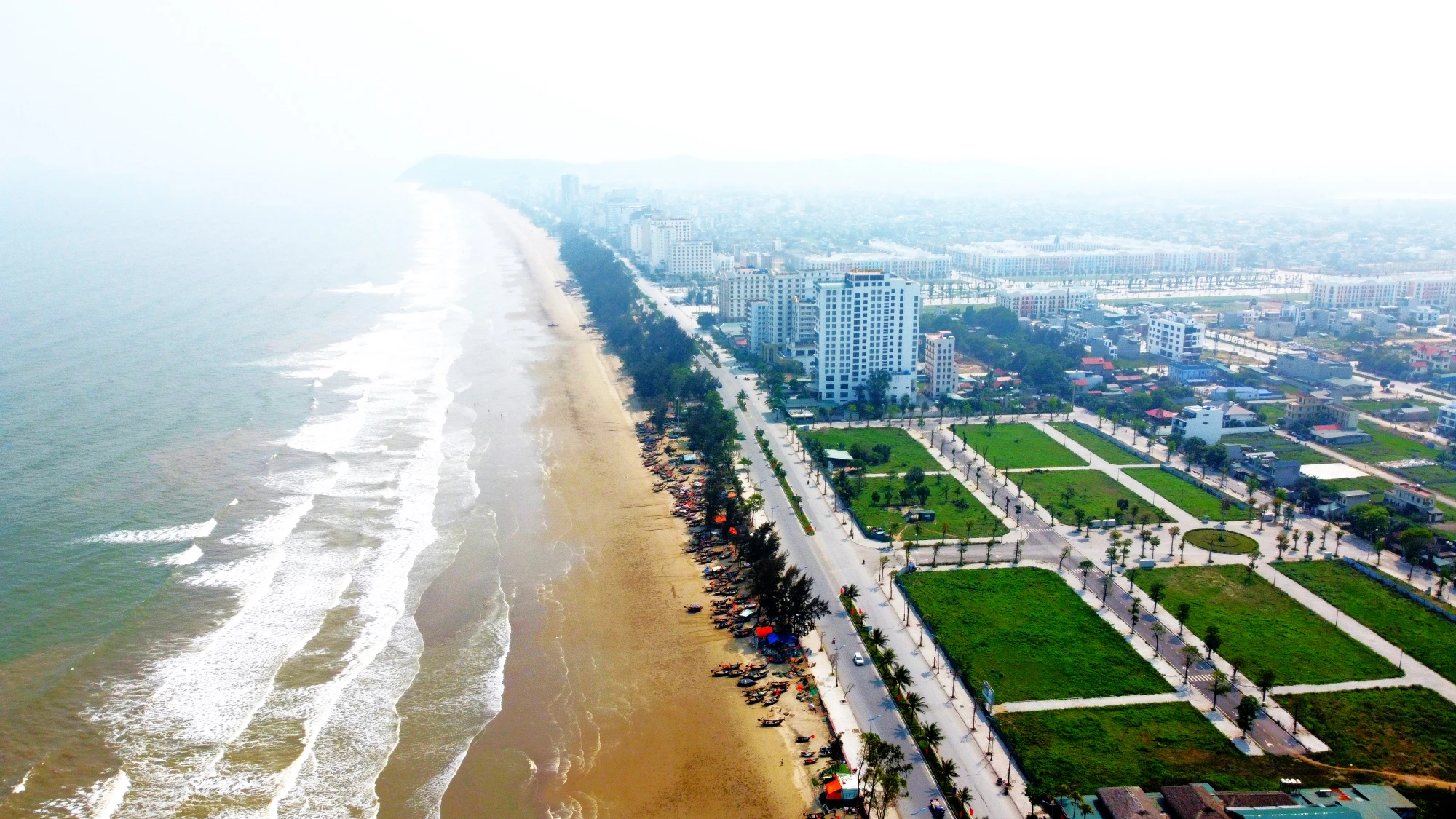 Một góc Sầm Sơn nhìn từ trên cao trước ngày khai hội du lịch Sầm Sơn 2023. Ảnh: ĐẶNG TRUNG Một góc Sầm Sơn nhìn từ trên cao trước ngày khai hội du lịch Sầm Sơn 2023. Ảnh: ĐẶNG TRUNG