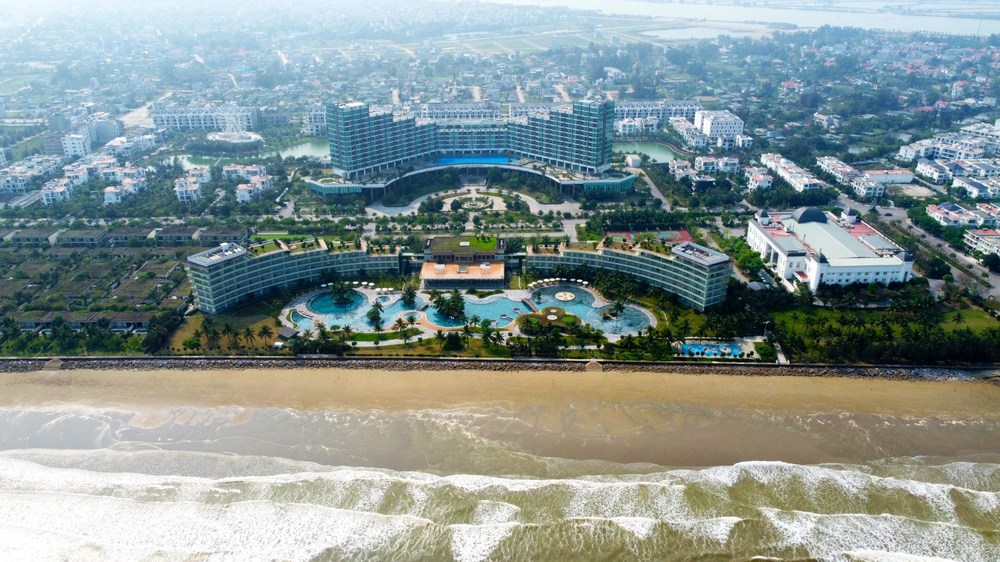 Hiện Sầm Sơn có trên 710 cơ sở lưu trú với trên 25.000 phòng đạt tiêu chuẩn phục vụ khách du lịch. Ảnh: ĐẶNG TRUNG Hiện Sầm Sơn có trên 710 cơ sở lưu trú với trên 25.000 phòng đạt tiêu chuẩn phục vụ khách du lịch. Ảnh: ĐẶNG TRUNG