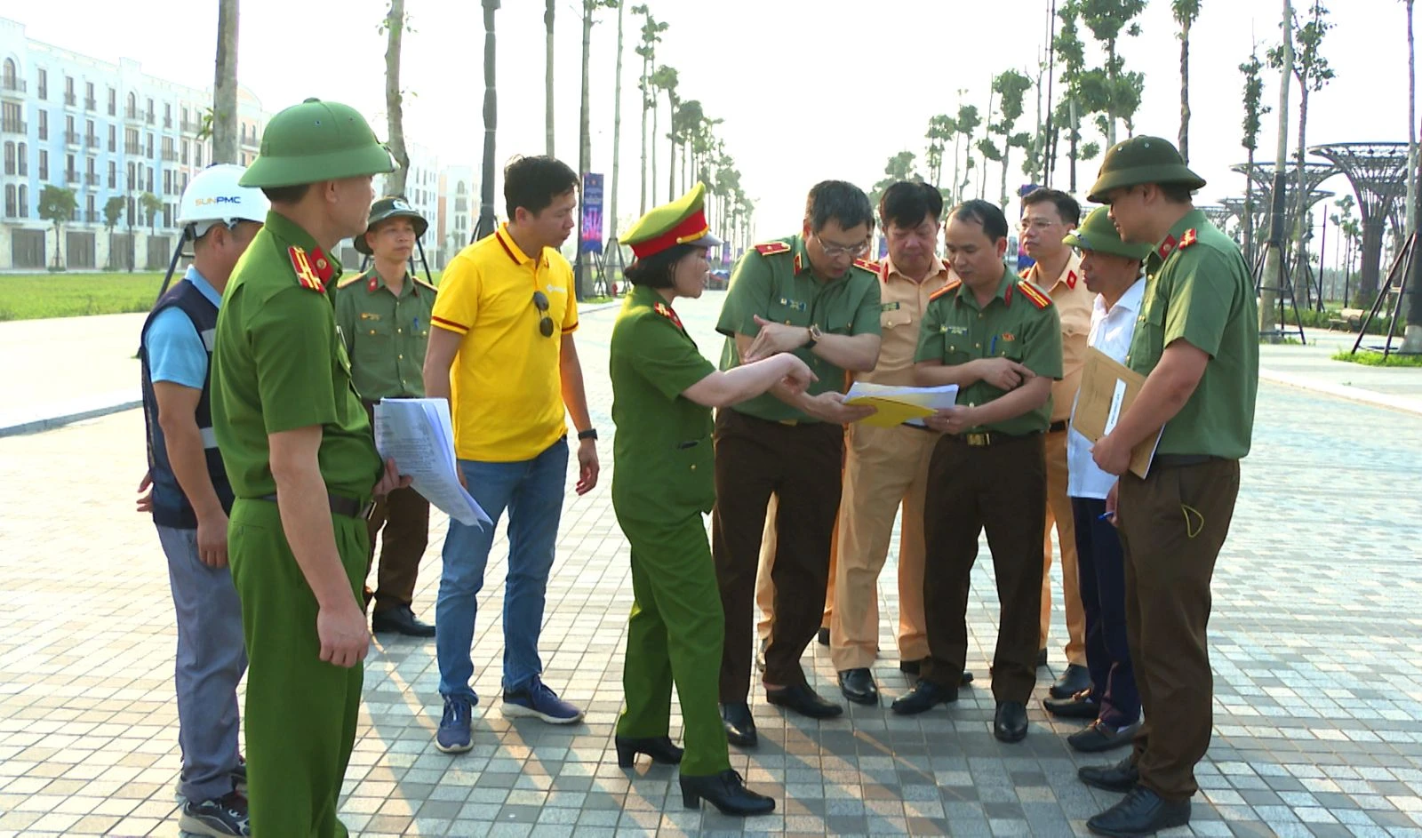 Thiếu tướng Trần Phú Hà (giữa) kiểm tra công tác bảo đảm ANTT tại TP Sầm Sơn. Thiếu tướng Trần Phú Hà (giữa) kiểm tra công tác bảo đảm ANTT tại TP Sầm Sơn.
