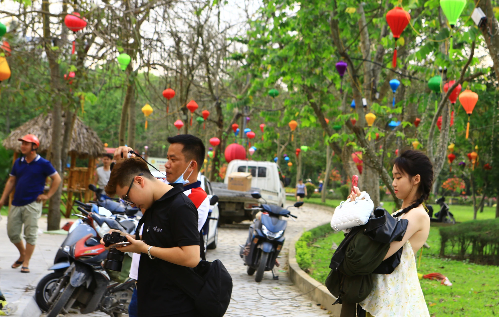 Theo đại diện Hội doanh nhân trẻ Thanh Hóa cho biết để hoàn thiện 'con đường tình yêu", đường hoa cũng như trang trí cho công viên Hội An. Ảnh: ĐẶNG TRUNG Theo đại diện Hội doanh nhân trẻ Thanh Hóa cho biết để hoàn thiện 'con đường tình yêu", đường hoa cũng như trang trí cho công viên Hội An. Ảnh: ĐẶNG TRUNG