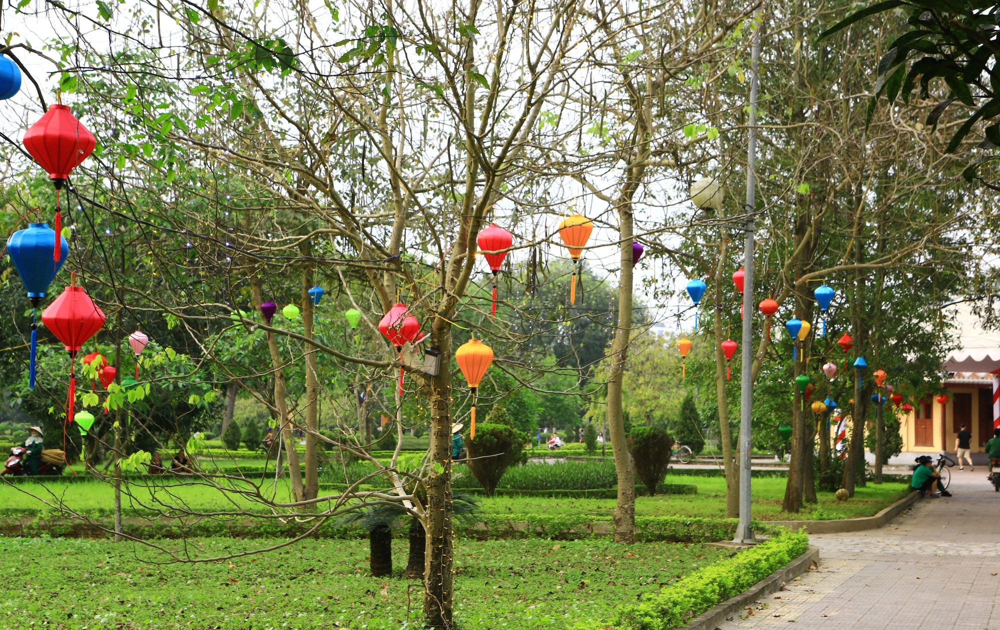 Trên những cây xanh ở công viên Hội An còn được treo các đèn lồng với đủ sắc màu bắt mắt ở mỗi góc khác nhau. Ảnh: ĐẶNG TRUNG Trên những cây xanh ở công viên Hội An còn được treo các đèn lồng với đủ sắc màu bắt mắt ở mỗi góc khác nhau. Ảnh: ĐẶNG TRUNG
