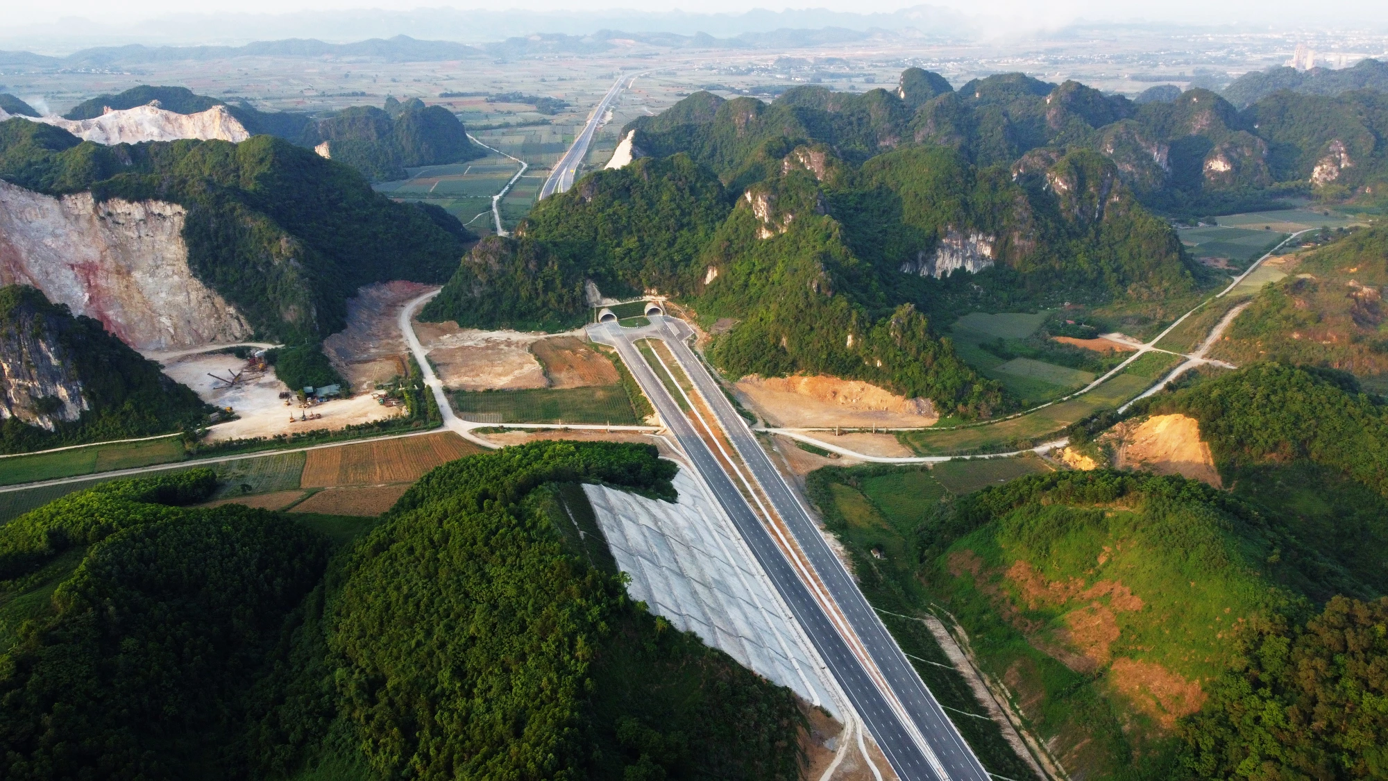 Hầm chui Tam Điệp cũng là điểm đầu tiên nối hai tỉnh Ninh Bình - Thanh Hóa có tổng chiều dài 245 m với 2 ống hầm song song nhau đi xuyên núi. Ảnh: ĐẶNG TRUNG Hầm chui Tam Điệp cũng là điểm đầu tiên nối hai tỉnh Ninh Bình - Thanh Hóa có tổng chiều dài 245 m với 2 ống hầm song song nhau đi xuyên núi. Ảnh: ĐẶNG TRUNG