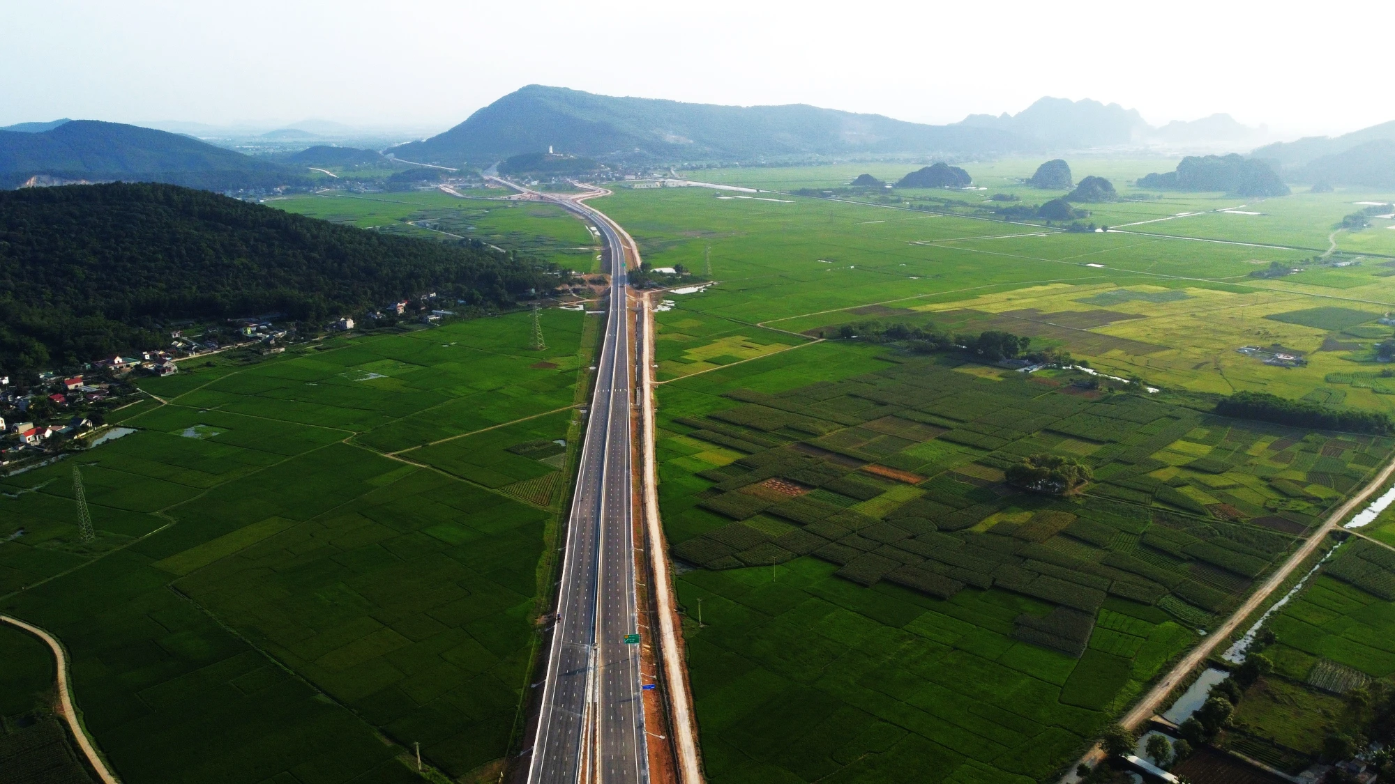 Từ hầm Thung Thi đi thành phố Thanh Hóa là những cánh đồng lúa, dưa chuột ngút ngàn ở vùng đất ở Hà Lĩnh (Hà Trung). Ảnh: ĐẶNG TRUNG Từ hầm Thung Thi đi thành phố Thanh Hóa là những cánh đồng lúa, dưa chuột ngút ngàn ở vùng đất ở Hà Lĩnh (Hà Trung). Ảnh: ĐẶNG TRUNG