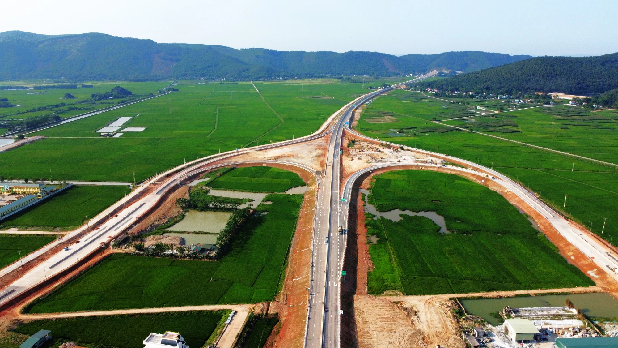 Hiện nay trên các nút giao thông dự kiến có trạm thu phí ra vào các tuyến, nhưng đến nay Bộ GTVT vẫn chưa chốt phương án thu phí cao tốc Mai Sơn - Quốc lộ 45 vì thế cũng chưa lắp đặt các trạm thu phí. Ảnh: ĐẶNG TRUNG Hiện nay trên các nút giao thông dự kiến có trạm thu phí ra vào các tuyến, nhưng đến nay Bộ GTVT vẫn chưa chốt phương án thu phí cao tốc Mai Sơn - Quốc lộ 45 vì thế cũng chưa lắp đặt các trạm thu phí. Ảnh: ĐẶNG TRUNG