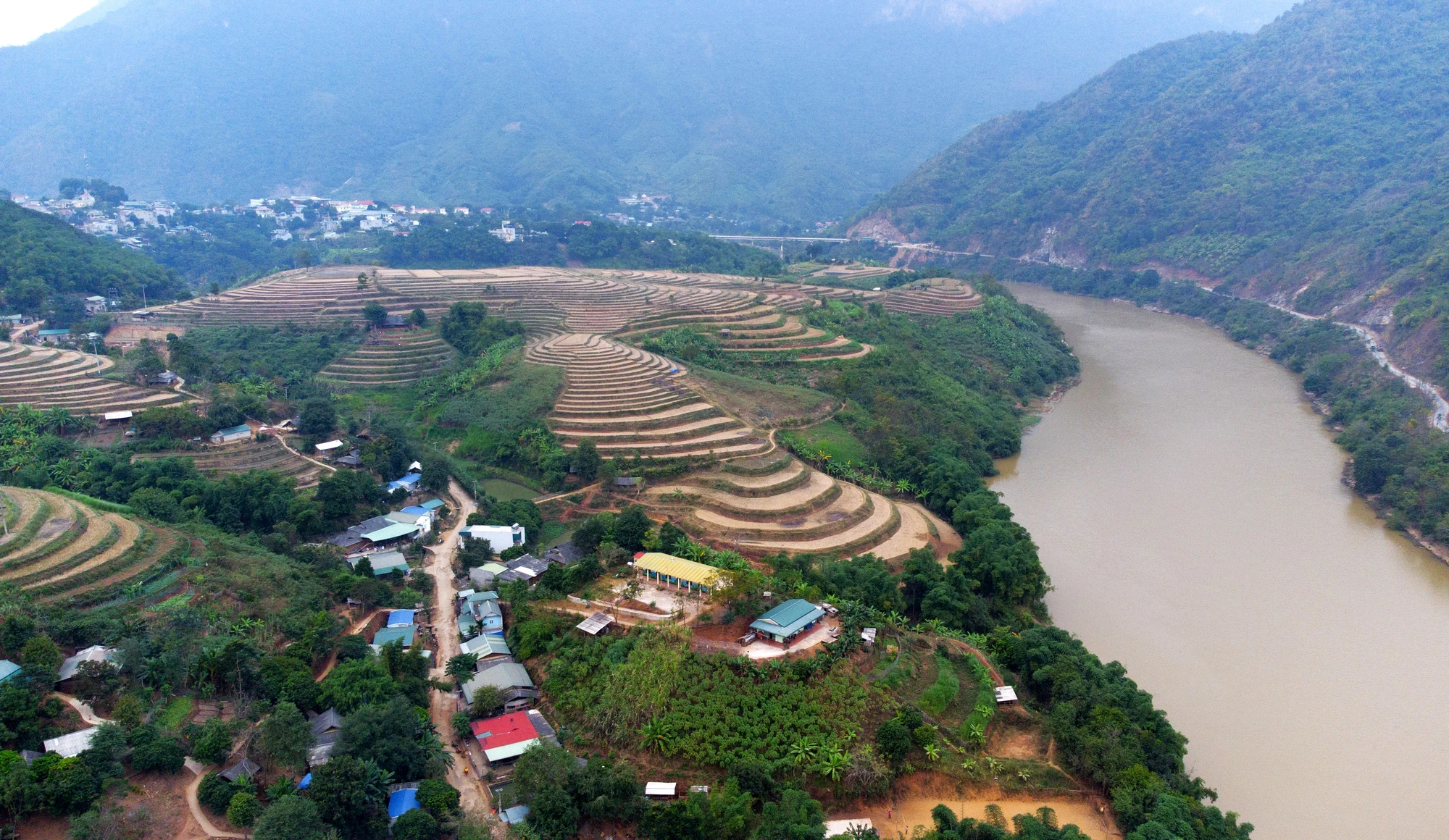 Cách đây hơn 10 năm trước, Pom Khuông tách biệt gần như hoàn toàn với các bản còn lại của xã Tam Chung. Ảnh: ĐẶNG TRUNG Cách đây hơn 10 năm trước, Pom Khuông tách biệt gần như hoàn toàn với các bản còn lại của xã Tam Chung. Ảnh: ĐẶNG TRUNG