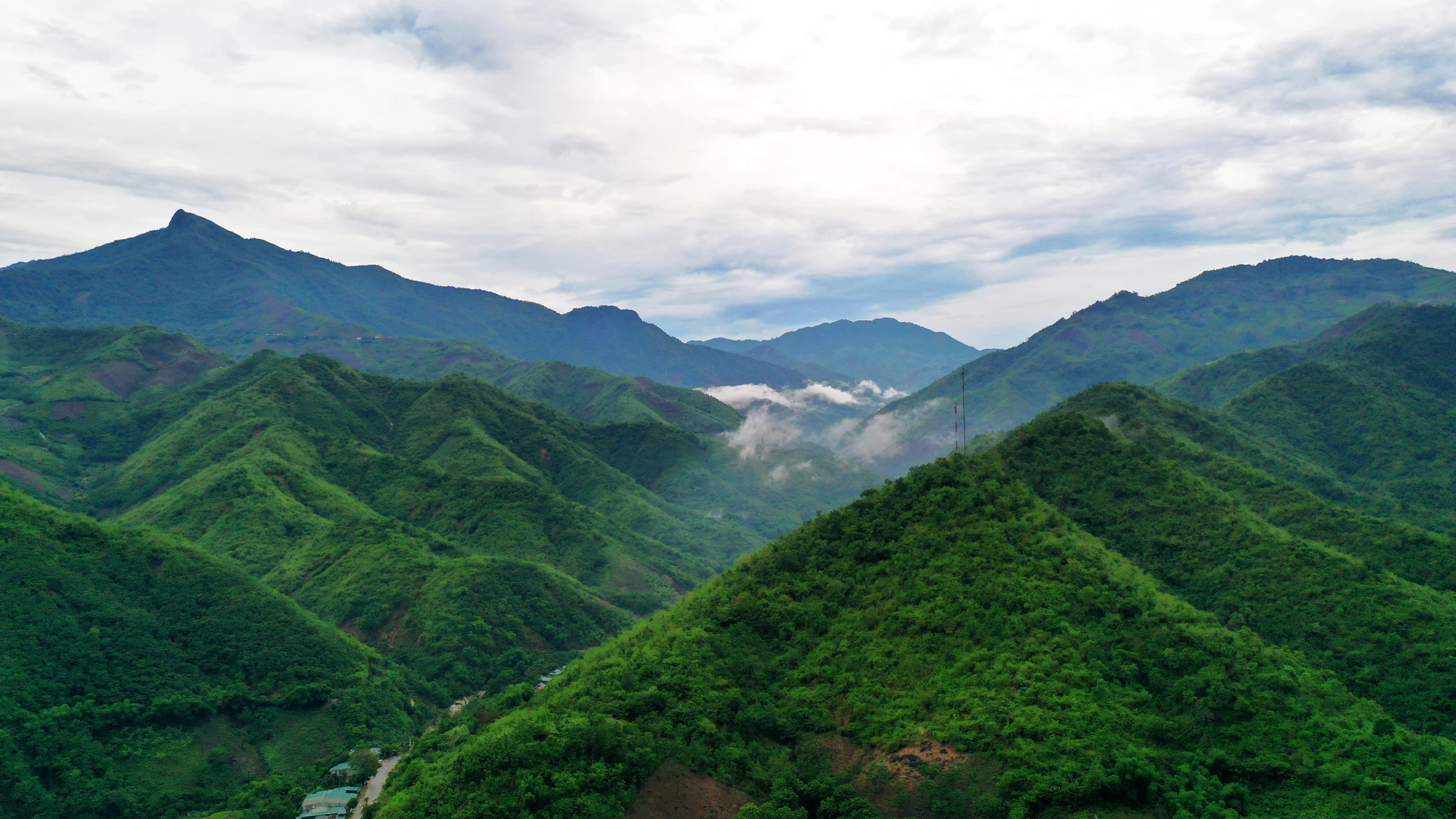 Mường Lát hiện nay vẫn là vùng đất hoang sơ, núi non hùng vĩ còn nhiều bí ẩn chưa được du khách khám phá. Ảnh: ĐẶNG TRUNG Mường Lát hiện nay vẫn là vùng đất hoang sơ, núi non hùng vĩ còn nhiều bí ẩn chưa được du khách khám phá. Ảnh: ĐẶNG TRUNG