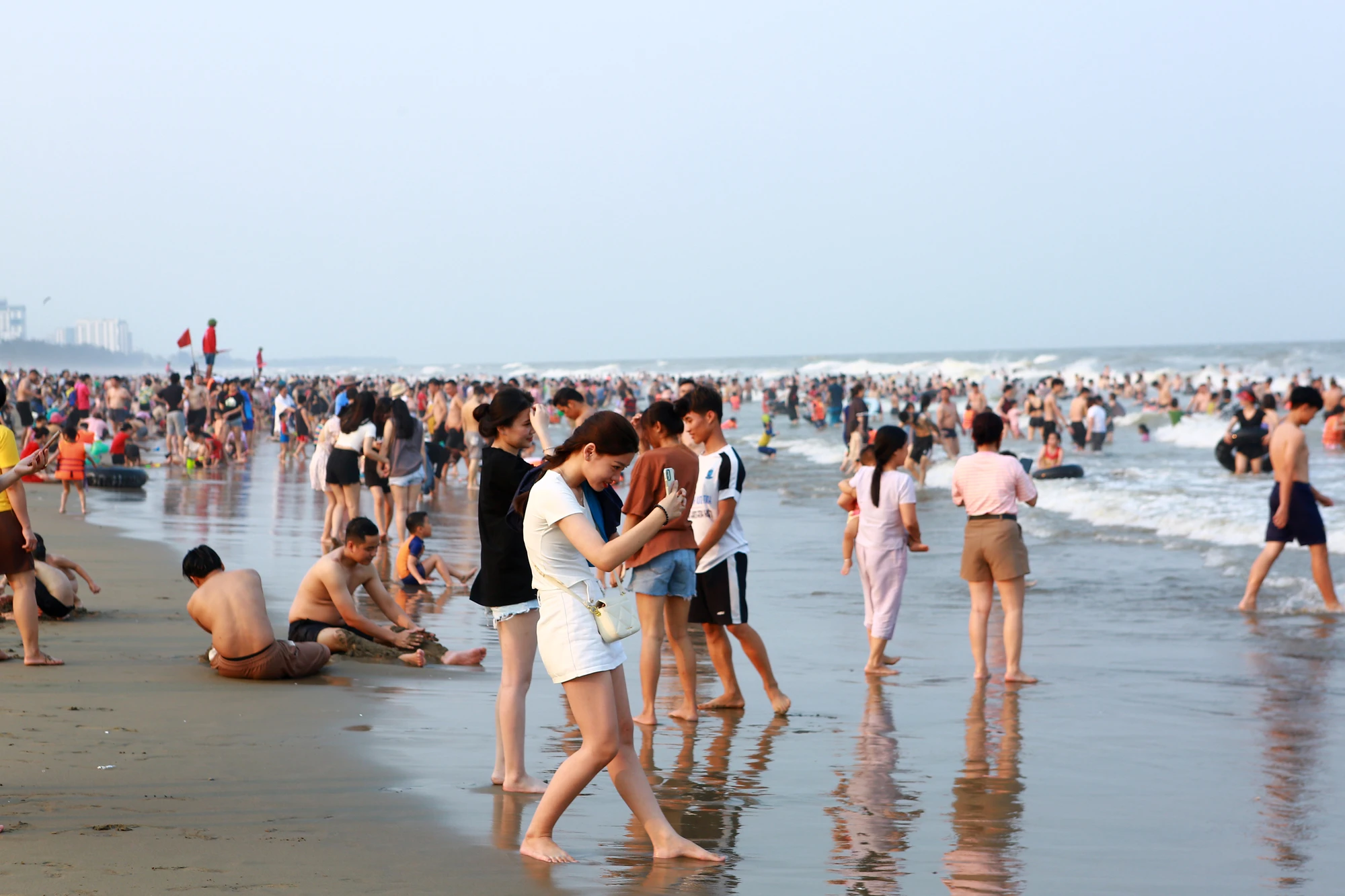 Và không quên lưu lại những khoảnh khắc đáng nhớ của gia đình, người thân trên biển. Ảnh: ĐẶNG TRUNG Và không quên lưu lại những khoảnh khắc đáng nhớ của gia đình, người thân trên biển. Ảnh: ĐẶNG TRUNG