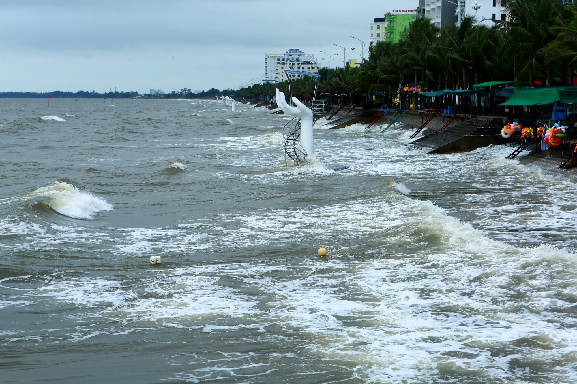 Về dự án này, ông cho hay đã xin ý kiến nhiều lần trong các cuộc họp của UBND huyện Hoằng Hóa và xin ý kiến một số đơn vị du lịch lữ hành trước khi cho xây dựng. "Hiện nay chúng tôi đã hoàn thiện 3/5 bàn tay và sẽ hoàn thiện 2 bàn tay còn lại vào cuối tháng 5", ông nói. Về dự án này, ông cho hay đã xin ý kiến nhiều lần trong các cuộc họp của UBND huyện Hoằng Hóa và xin ý kiến một số đơn vị du lịch lữ hành trước khi cho xây dựng. "Hiện nay chúng tôi đã hoàn thiện 3/5 bàn tay và sẽ hoàn thiện 2 bàn tay còn lại vào cuối tháng 5", ông nói.