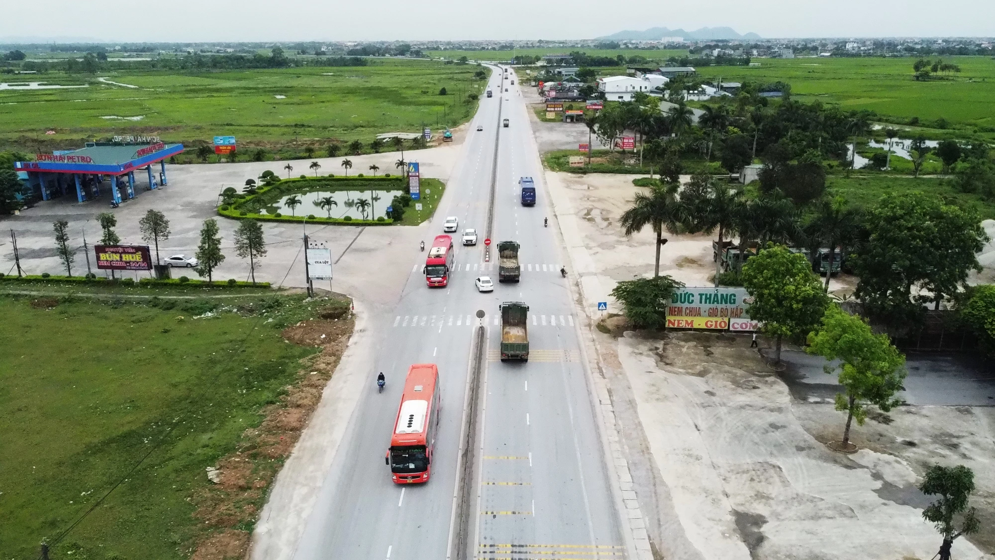 "Giải pháp hữu hiệu nhất ở vị trí này ngoài việc đặt biển cấm, đơn vị cũng đã đề nghị với cơ quan chuyên môn nên thu hẹp lại dải phân cách cứng ở giữa, chỉ đủ cho xe mô tô, xe máy sang đường như một số vị trí khác ở dọc tuyến QL1A qua Thanh Hóa" - ông Đông thông tin. "Giải pháp hữu hiệu nhất ở vị trí này ngoài việc đặt biển cấm, đơn vị cũng đã đề nghị với cơ quan chuyên môn nên thu hẹp lại dải phân cách cứng ở giữa, chỉ đủ cho xe mô tô, xe máy sang đường như một số vị trí khác ở dọc tuyến QL1A qua Thanh Hóa" - ông Đông thông tin.