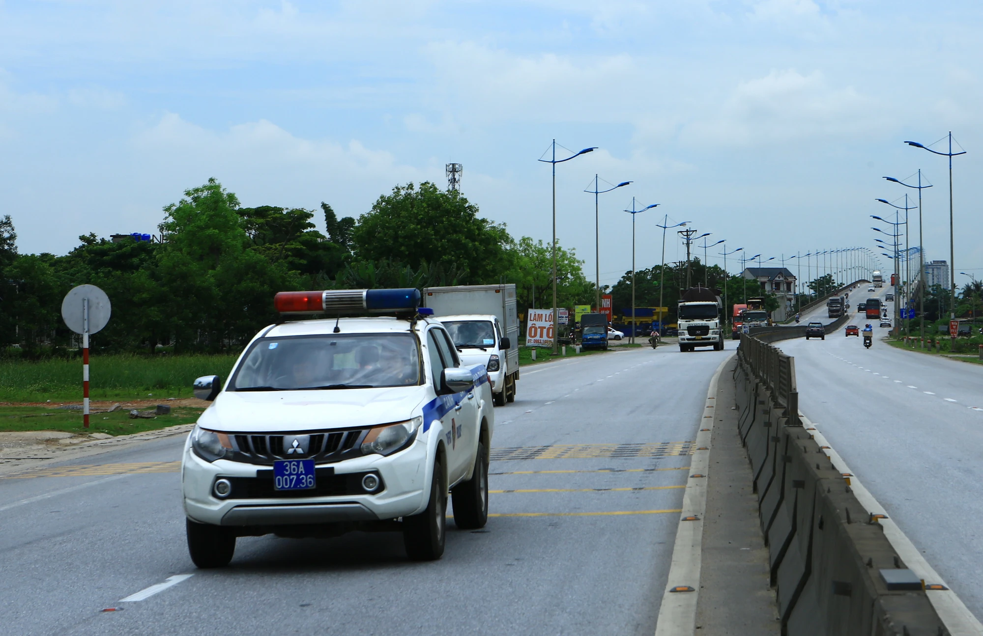 Xe ô tô đi từ trên cầu Nguyệt Viên lao xuống dốc nên rất dễ bị tai nạn khi có xe quay đầu tại điểm đen giao thông này. Xe ô tô đi từ trên cầu Nguyệt Viên lao xuống dốc nên rất dễ bị tai nạn khi có xe quay đầu tại điểm đen giao thông này.
