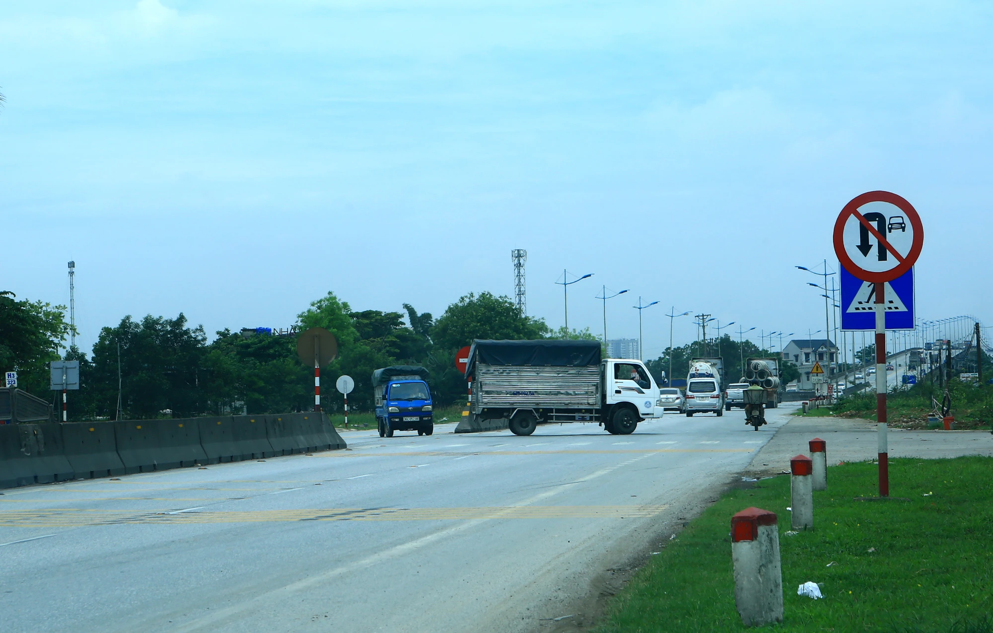 Thời gian trước khi chưa có biển cấm, tại vị trí nút giao Km 323+300 (thuộc địa phận xã Hoằng Quang, TP Thanh Hóa) nhiều phương tiện lưu thông quay đầu theo hướng Nam - Bắc từng xảy ra một số vụ tai nạn làm chết người, nhất là thời điểm giữa trưa và chiều tối. Thời gian trước khi chưa có biển cấm, tại vị trí nút giao Km 323+300 (thuộc địa phận xã Hoằng Quang, TP Thanh Hóa) nhiều phương tiện lưu thông quay đầu theo hướng Nam - Bắc từng xảy ra một số vụ tai nạn làm chết người, nhất là thời điểm giữa trưa và chiều tối.