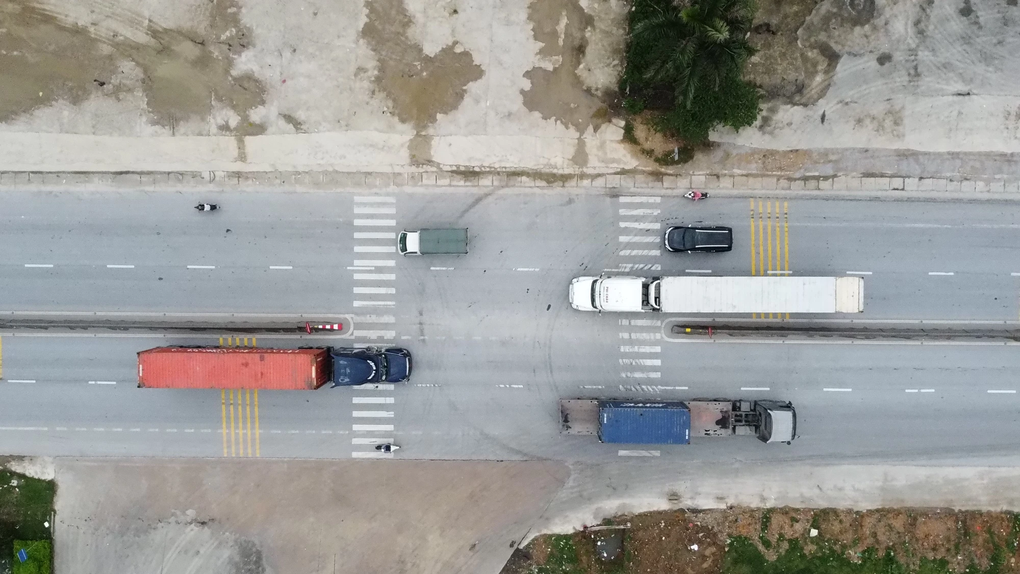 Điểm quay đầu xe thường xuyên tiềm ẩn các nguy cơ tai nạn giao thông và đã được cắm biển cấm quay đầu vào tháng 4-2023. Điểm quay đầu xe thường xuyên tiềm ẩn các nguy cơ tai nạn giao thông và đã được cắm biển cấm quay đầu vào tháng 4-2023.