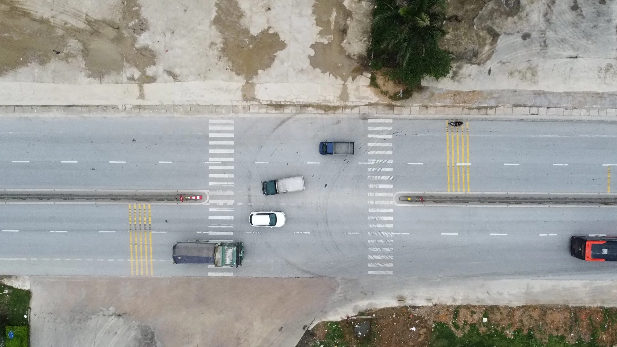 Nhiều ô tô con biết vi phạm về an toàn giao thông nhưng vẫn cố tình quay đầu xe tại nút giao thông này. Nhiều ô tô con biết vi phạm về an toàn giao thông nhưng vẫn cố tình quay đầu xe tại nút giao thông này.