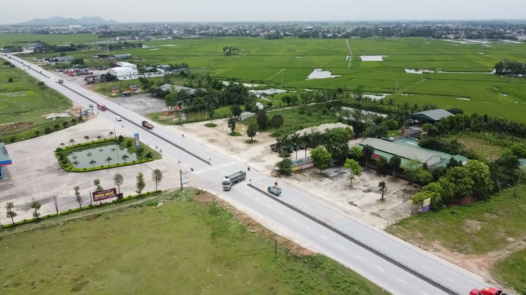 Thậm chí là xe tải trọng lớn cũng ngang nhiên quay đầu tại đây. Thậm chí là xe tải trọng lớn cũng ngang nhiên quay đầu tại đây.