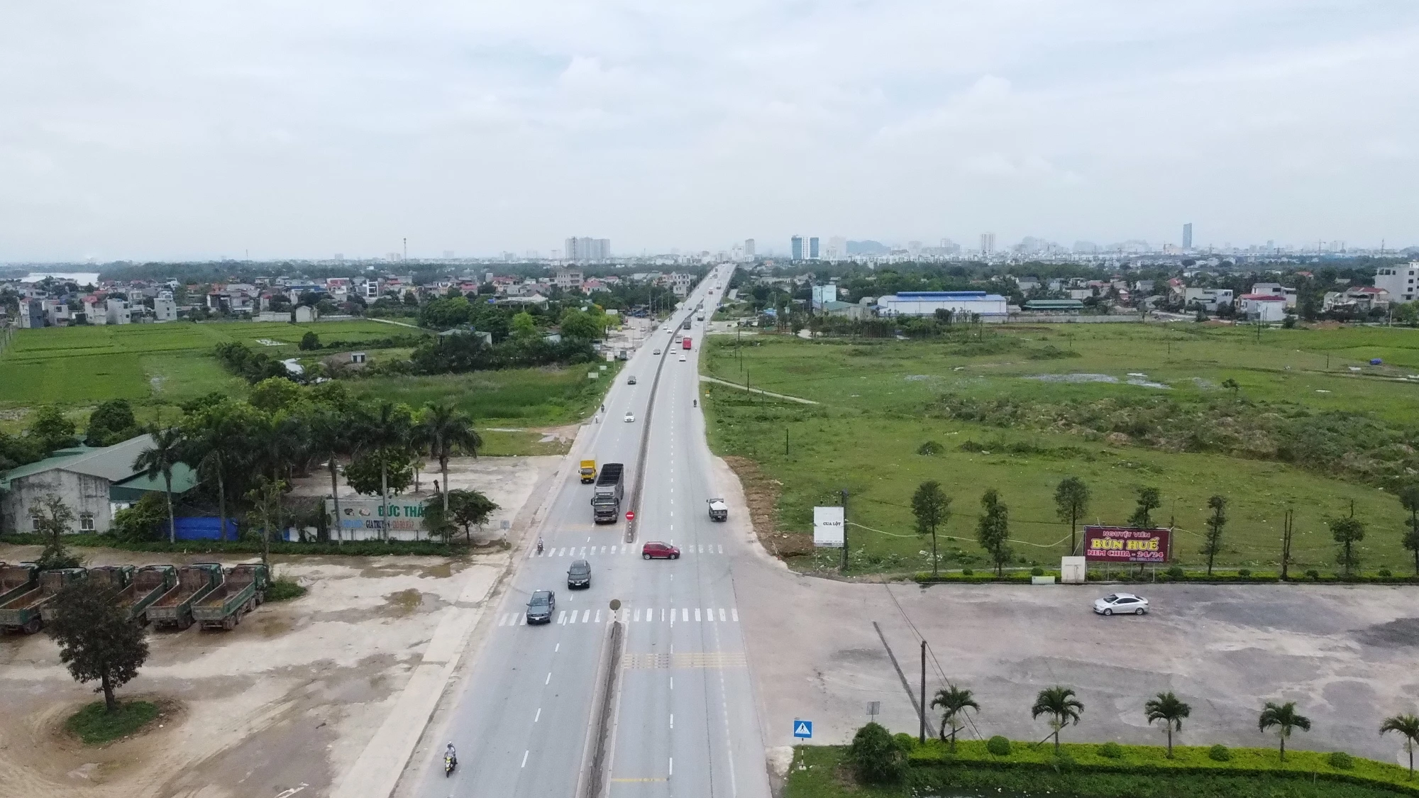 Ông Đông lý giải, do lực lượng mỏng nên công tác tuần tra kiểm soát dọc tuyến đường 1A kéo dài nên lợi dụng khi không có lực lượng CSGT, các phương tiện lại vi phạm. Ông Đông lý giải, do lực lượng mỏng nên công tác tuần tra kiểm soát dọc tuyến đường 1A kéo dài nên lợi dụng khi không có lực lượng CSGT, các phương tiện lại vi phạm.