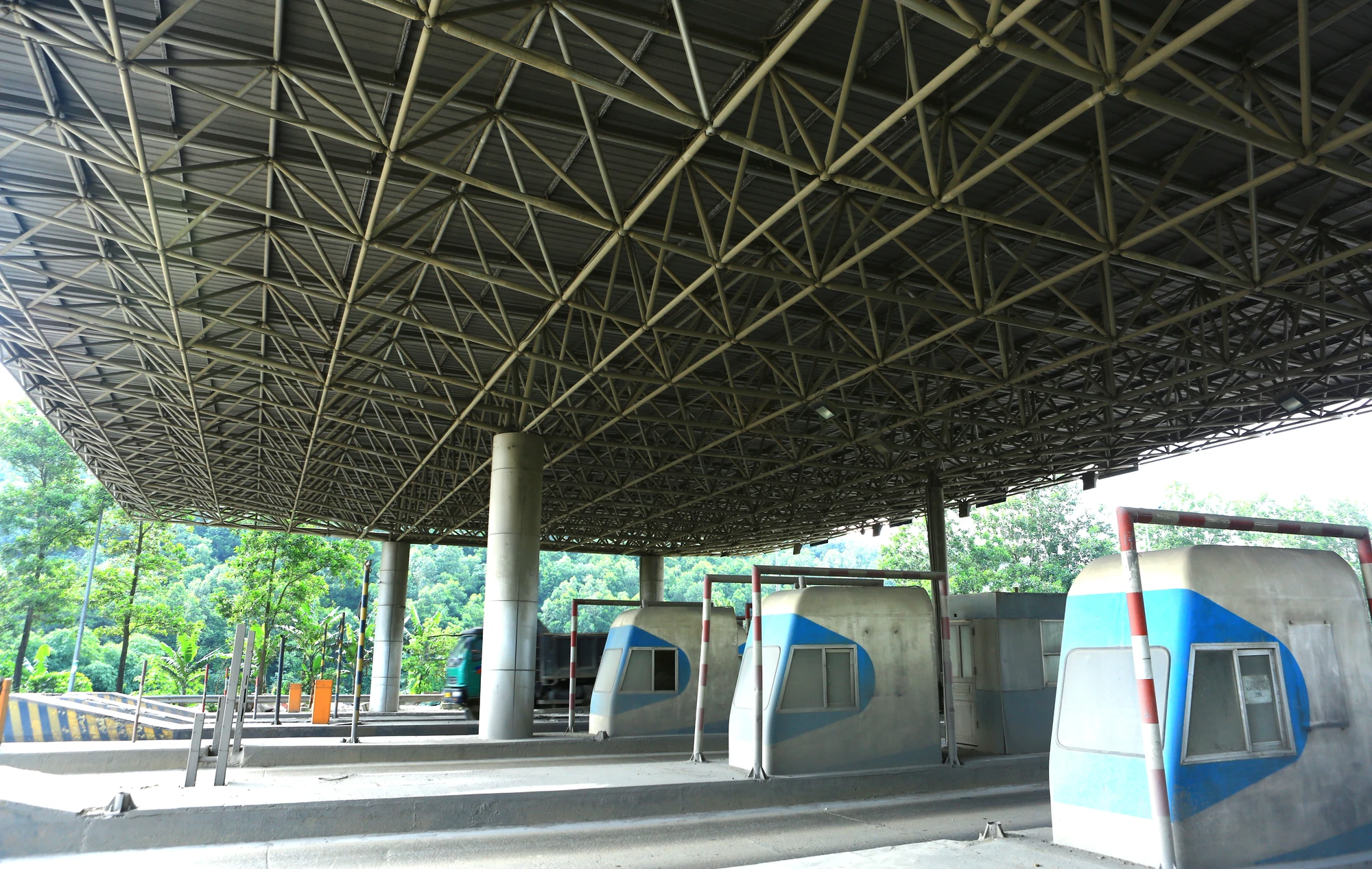 Tram-thu-phi-quoc-lo-1a-bỏ-hoang6.JPG