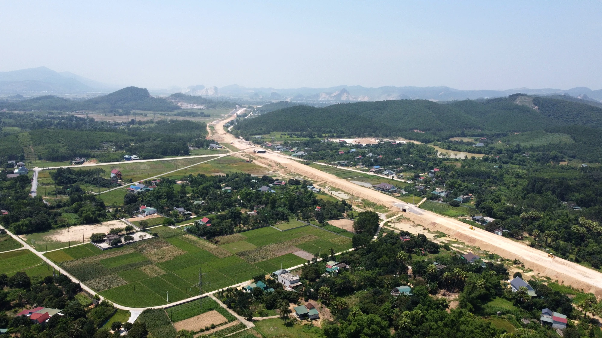 Cao tốc QL45 - Nghi Sơn đi qua địa bàn huyện Nông Cống và thị xã Nghi Sơn nối với huyện Diễn Châu (Nghệ An). Cao tốc QL45 - Nghi Sơn đi qua địa bàn huyện Nông Cống và thị xã Nghi Sơn nối với huyện Diễn Châu (Nghệ An).