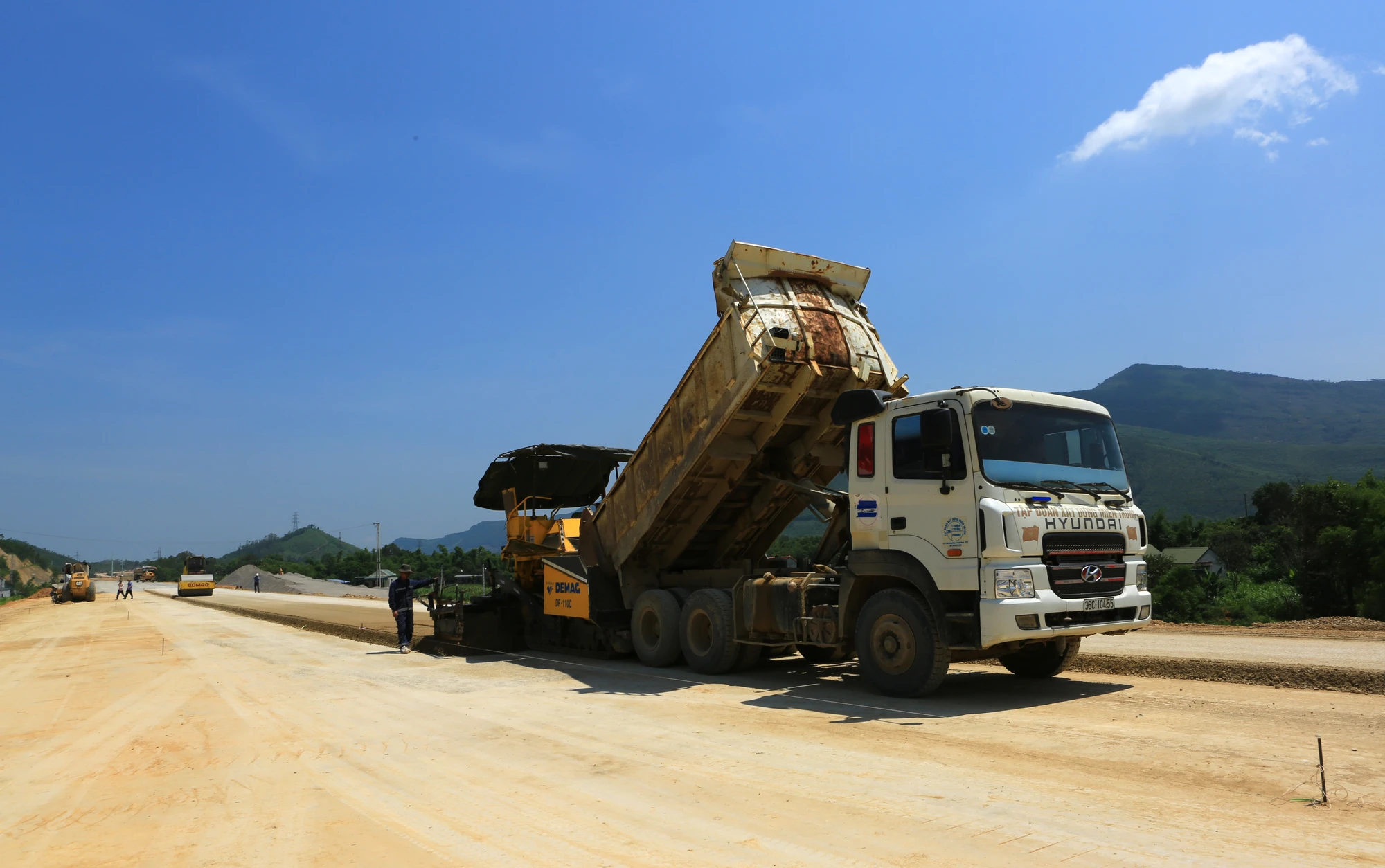 Đáng chú ý tại gói thầu XL3 theo Bộ GTVT mới chỉ đạt được hơn 60% tổng khối lượng công việc thực hiện. Đáng chú ý tại gói thầu XL3 theo Bộ GTVT mới chỉ đạt được hơn 60% tổng khối lượng công việc thực hiện.