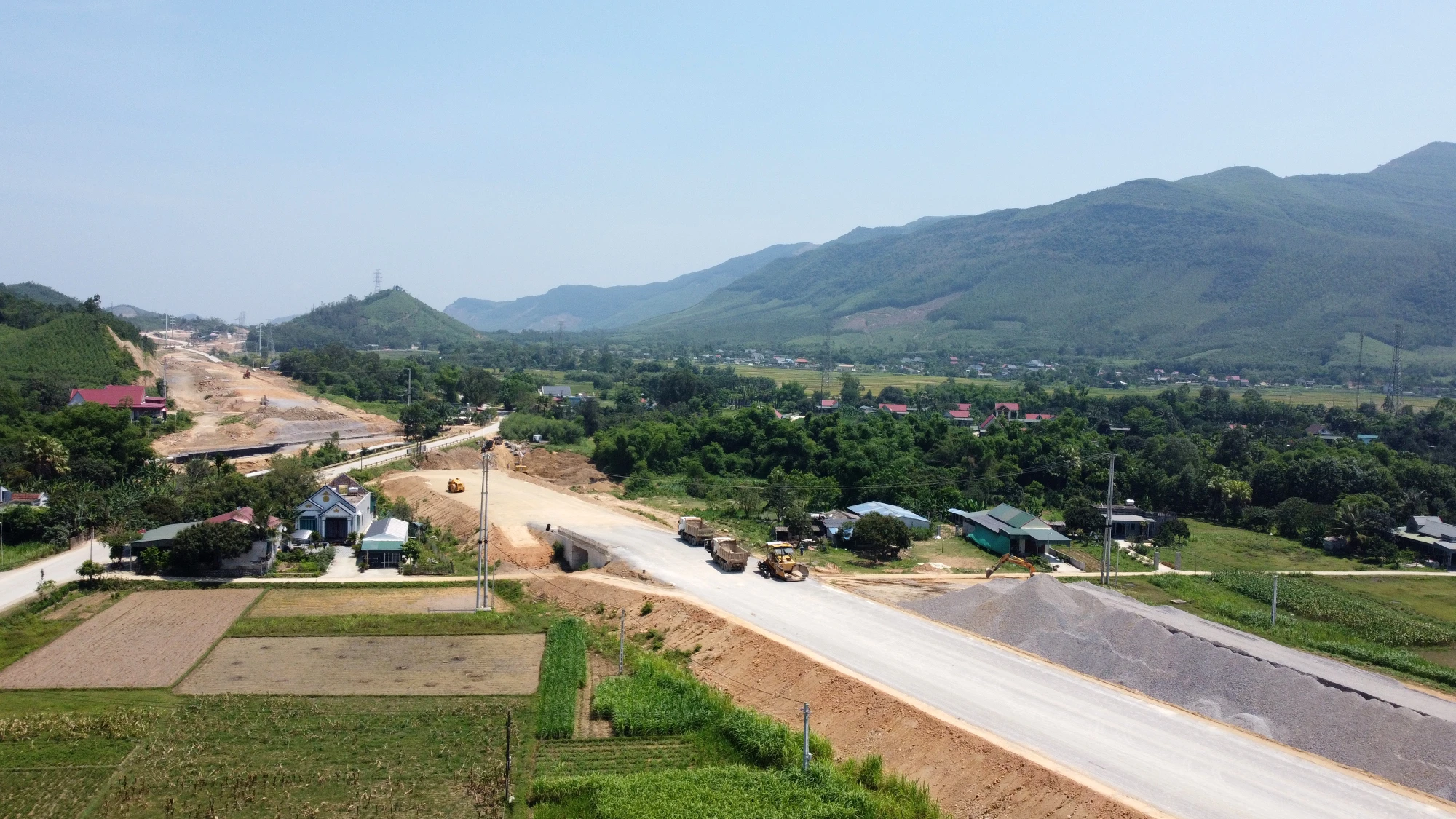 Bổ sung các mũi thi công, tranh thủ điều kiện thời tiết thuận lợi để triển khai thi công “3 ca, 4 kíp” liên tục. Bổ sung các mũi thi công, tranh thủ điều kiện thời tiết thuận lợi để triển khai thi công “3 ca, 4 kíp” liên tục.