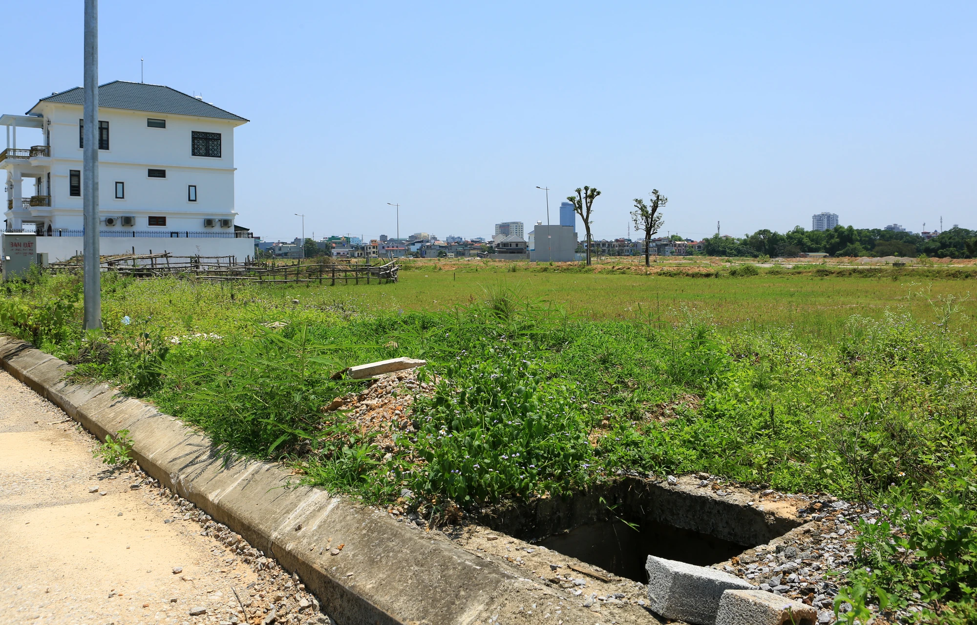 Đó là những nắp cống 'bẫy người" ngay trên vỉa hè, nhất là vào đêm tối. Ảnh: Đ.TRUNG