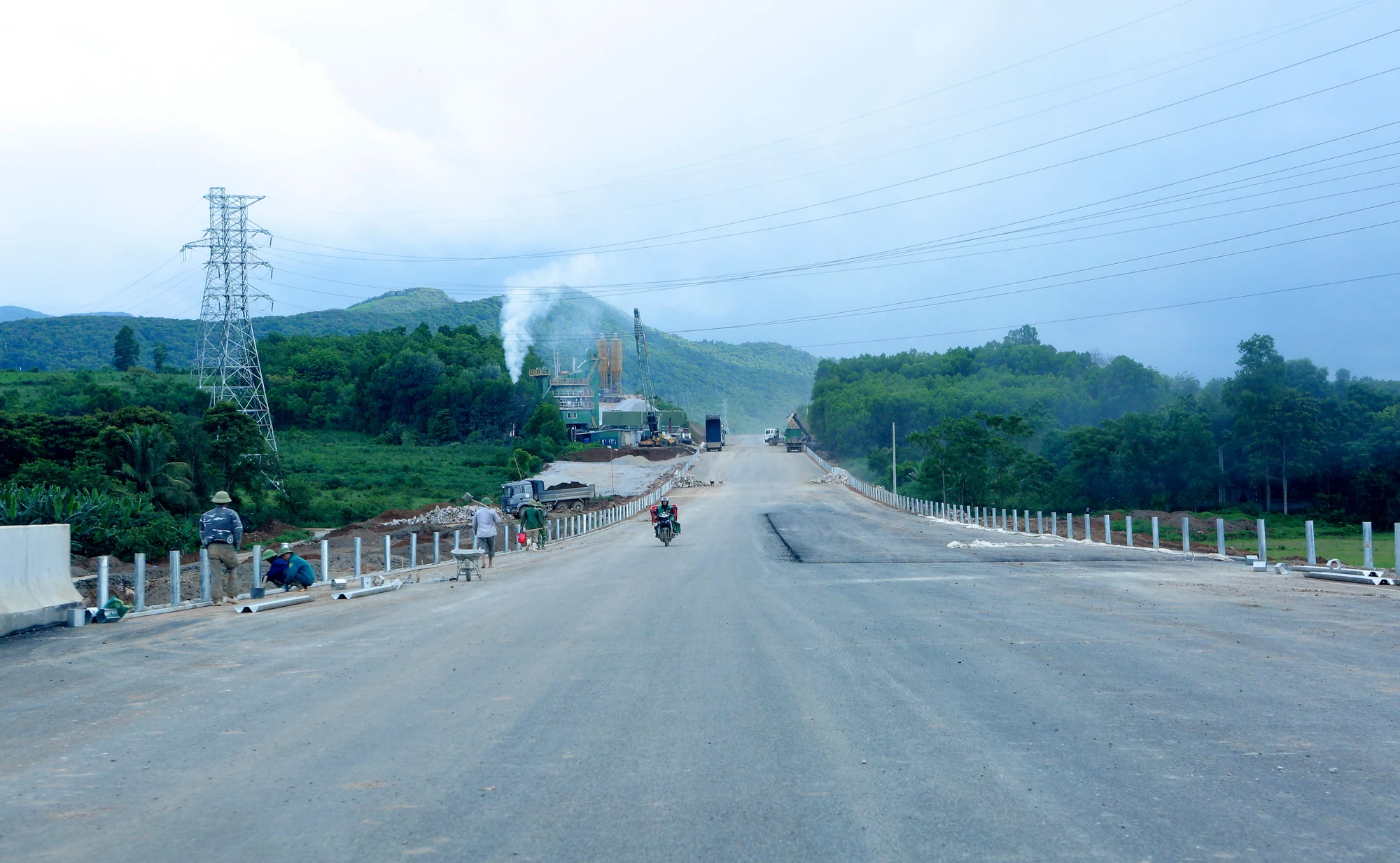 Tại cuộc họp kiểm điểm tiến độ triển khai dự án đường cao tốc Bắc - Nam phía Đông giai đoạn 2017-2020 và giai đoạn 2021-2025 mới đây, Bộ trưởng Bộ GTVT Nguyễn Văn Thắng nêu dự án thành phần Quốc lộ 45 - Nghi Sơn và Nghi Sơn - Diễn Châu qua Thanh Hóa và tỉnh Nghệ An khối lượng công việc để hoàn thành cả 2 dự án này còn rất lớn. Ảnh: ĐẶNG TRUNG
