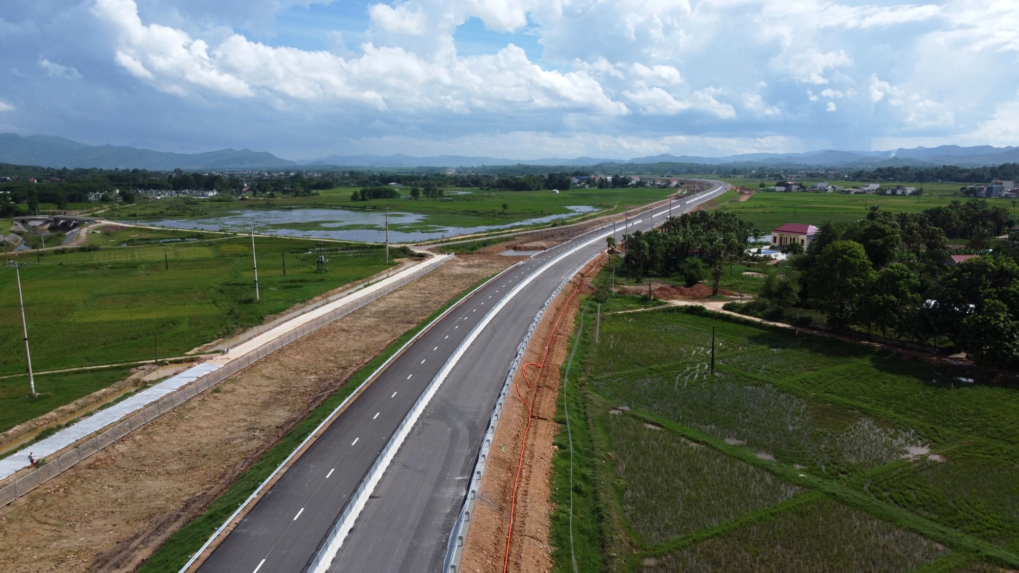 Trên toàn tuyến cao tốc Quốc lộ 45 - Nghi Sơn có hai nút giao thông lên xuống gồm nút giao thông Vạn Thiện (Nông Cống) và nút giao thông Tân Trường (thị xã Nghi Sơn). Ảnh: ĐẶNG TRUNG