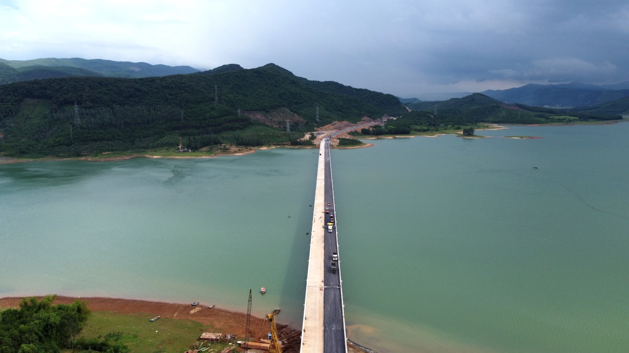 Trên tuyến cao tốc Quốc lộ 45 - Nghi Sơn có tổng số 18 cầu lớn nhỏ, trong đó có cầu vượt hồ Yên Mỹ (Nông Cống) dài khoảng gần 1 km được đầu tư với tổng số vốn 240 tỉ đồng. Ảnh: ĐẶNG TRUNG