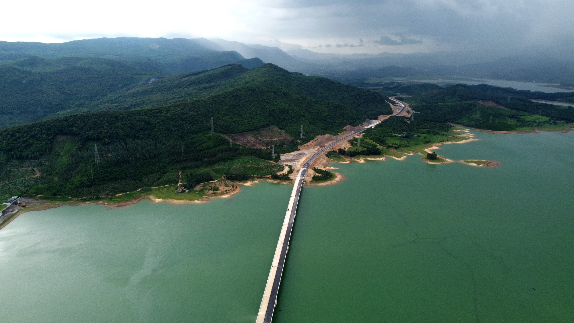 Phía nam cầu nối liền phần đường bộ thuộc gói thầu xây lắp 03 - XL đang được liên danh Công ty CP Tập đoàn xây dựng Miền Trung và Tổng công ty Vinaconex thi công. Phía nam cầu nối liền phần đường bộ thuộc gói thầu xây lắp 03 - XL đang được liên danh Công ty CP Tập đoàn xây dựng Miền Trung và Tổng công ty Vinaconex thi công.
