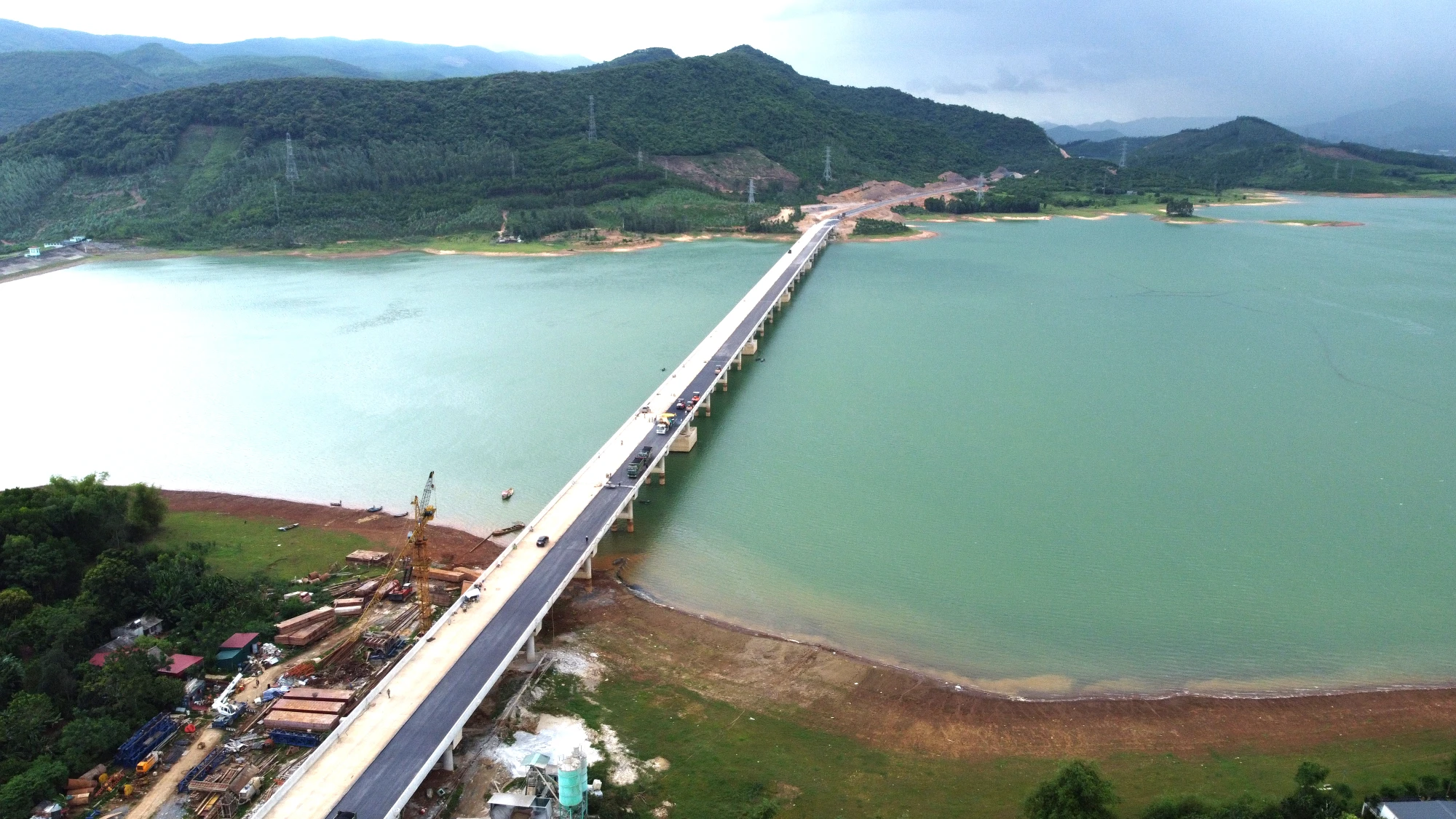 Hồ Yên Mỹ là một trong những hồ nước ngọt lớn nhất của tỉnh Thanh Hóa với diện tích rộng khoảng 2.800ha đi qua các huyện Nông Cống, Như Thanh và thị xã Nghi Sơn. Hồ Yên Mỹ là một trong những hồ nước ngọt lớn nhất của tỉnh Thanh Hóa với diện tích rộng khoảng 2.800ha đi qua các huyện Nông Cống, Như Thanh và thị xã Nghi Sơn.