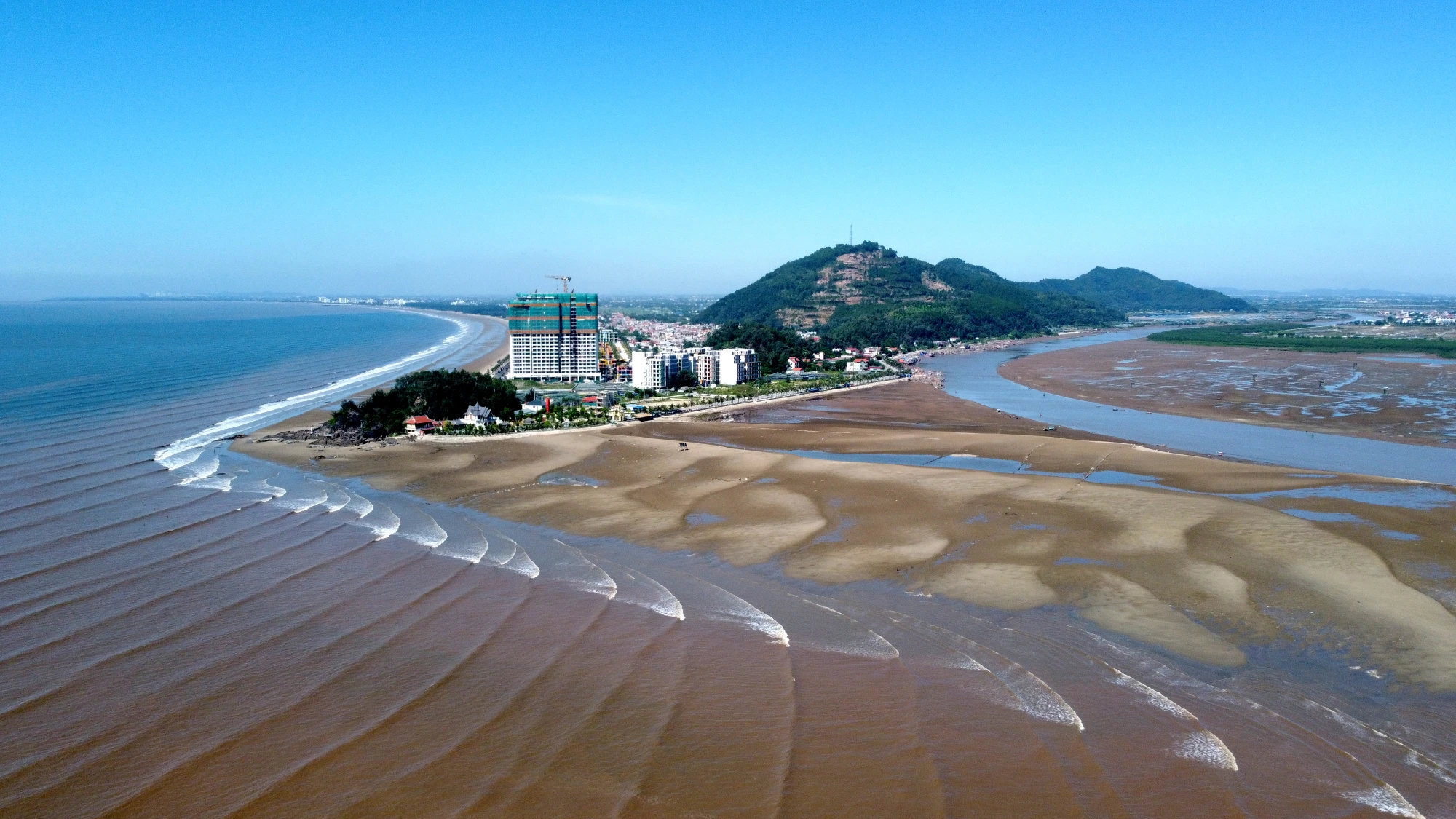 Hoằng Trường nằm lọt giữa bờ biển, dòng sông Lạch Trường uốn lượn tạo nên vẻ đẹp hiếm có của xứ Thanh. Hoằng Trường nằm lọt giữa bờ biển, dòng sông Lạch Trường uốn lượn tạo nên vẻ đẹp hiếm có của xứ Thanh.