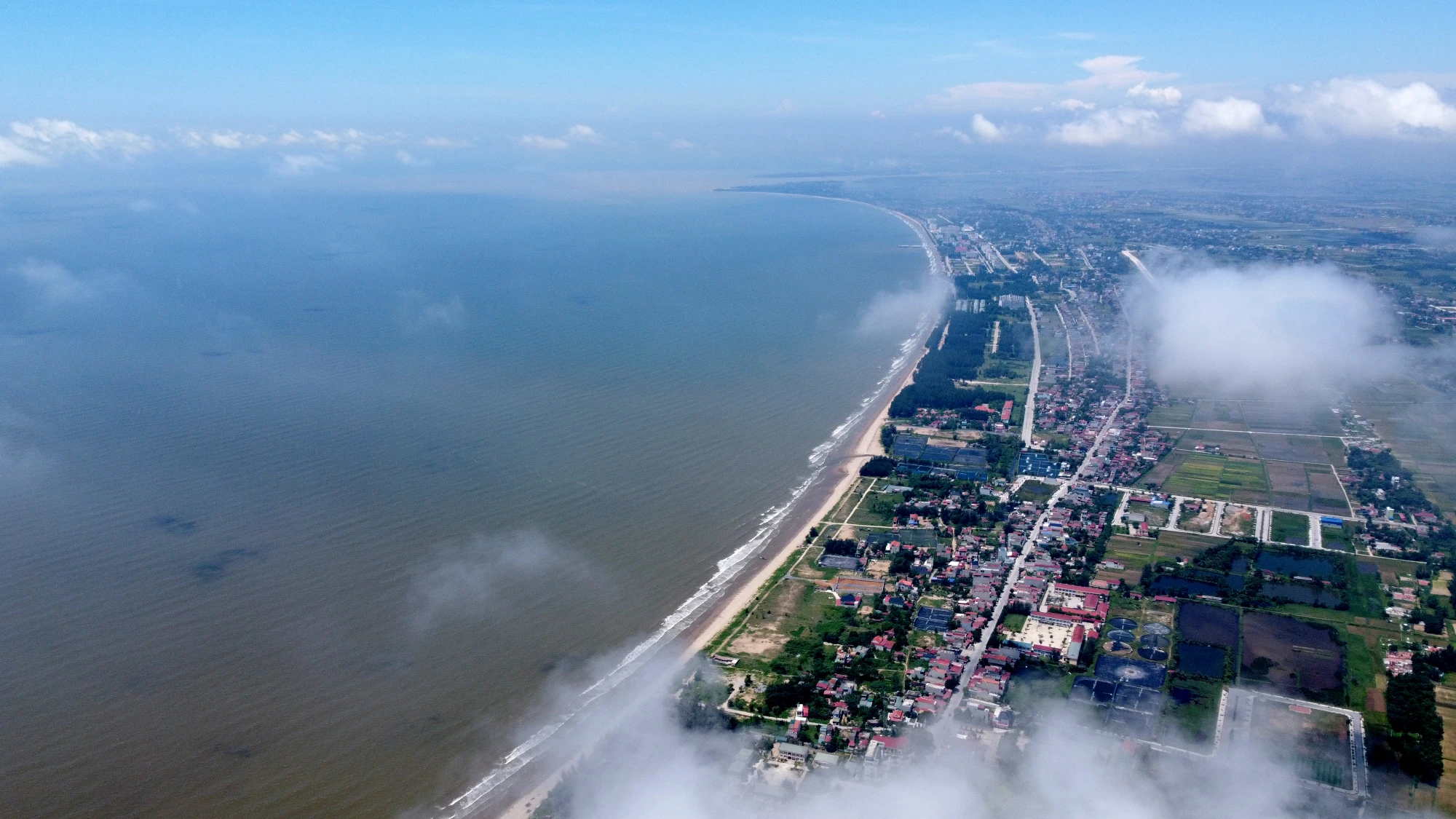 Hoằng Trường, Hoằng Hóa là một dải đất cát ven biển, vùng mép biển là những dải cồn cát lượn sóng, từ trung tâm thị trấn Bút Sơn (Hoằng Hóa) chỉ mất khoảng 30 phút đi ô tô. Hoằng Trường, Hoằng Hóa là một dải đất cát ven biển, vùng mép biển là những dải cồn cát lượn sóng, từ trung tâm thị trấn Bút Sơn (Hoằng Hóa) chỉ mất khoảng 30 phút đi ô tô.