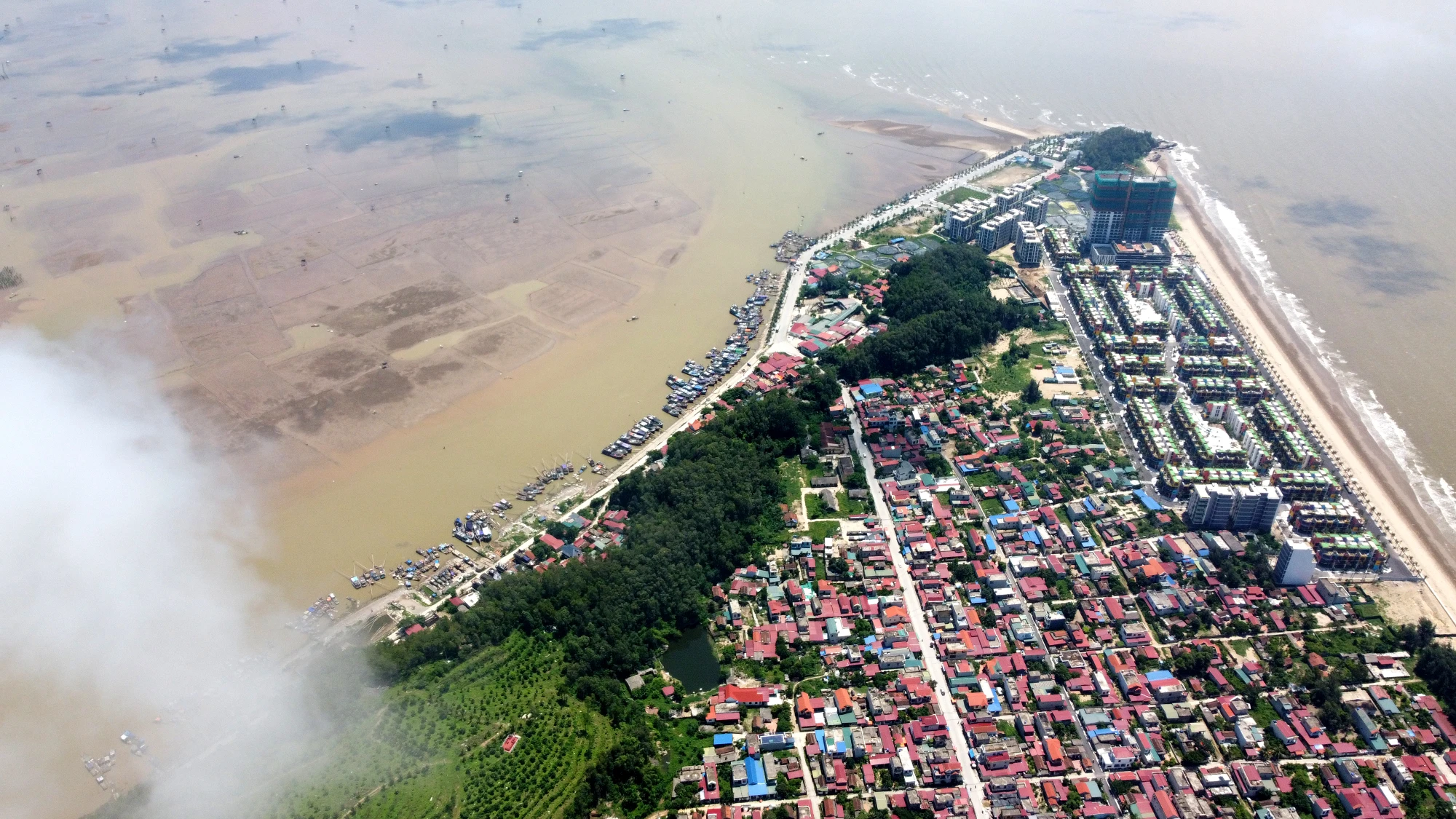 Những năm gần đây, Hoằng Trường không chỉ là điểm đến của khách du lịch trong nước, quốc tế mà còn là điểm đến của nhiều nhà đầu tư ở lĩnh vực du lịch, bất động sản... Những năm gần đây, Hoằng Trường không chỉ là điểm đến của khách du lịch trong nước, quốc tế mà còn là điểm đến của nhiều nhà đầu tư ở lĩnh vực du lịch, bất động sản...