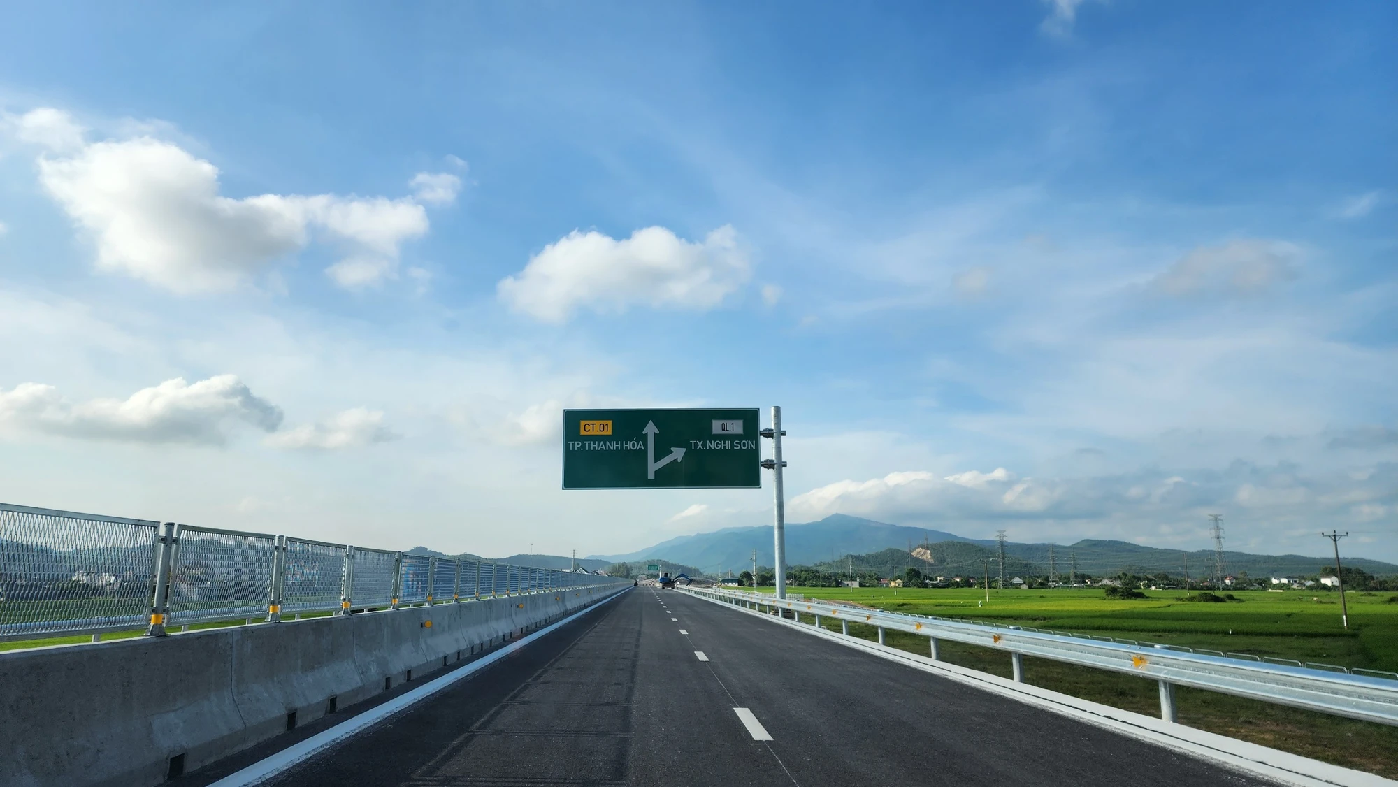 Ông Minh cho biết toàn tuyến Nghi Sơn - Diễn Châu đến nay đã cơ bản hoàn thiện như dải phân cách cứng, hệ thống lưới chống lóa. Trong ảnh đoạn 6,5 km đoạn qua Thanh Hóa cơ bản đã hoàn thành. Ông Minh cho biết toàn tuyến Nghi Sơn - Diễn Châu đến nay đã cơ bản hoàn thiện như dải phân cách cứng, hệ thống lưới chống lóa. Trong ảnh đoạn 6,5 km đoạn qua Thanh Hóa cơ bản đã hoàn thành.