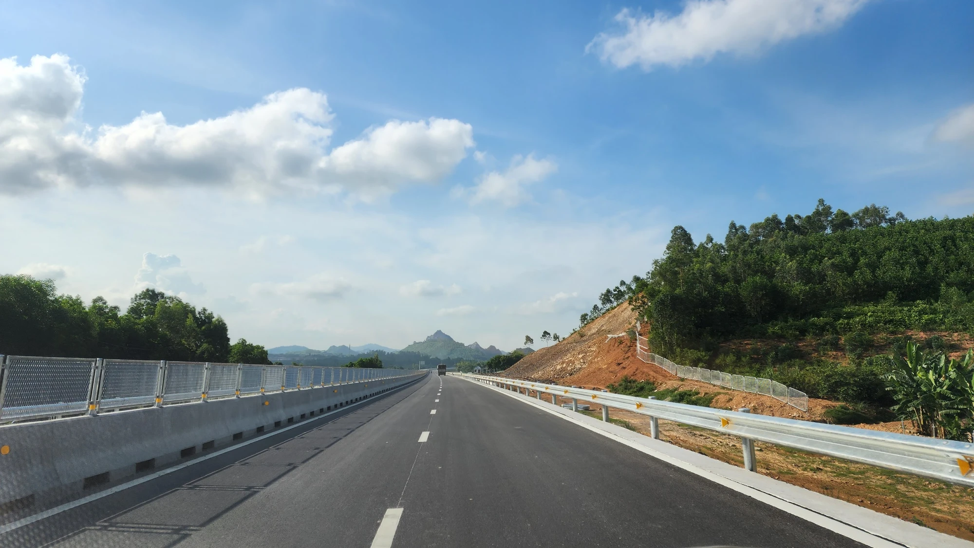Cũng như nhiều tuyến trên cao tốc Bắc - Nam, cao tốc này chỉ cho phép ô tô chạy tối đa 80 km/giờ. Cũng như nhiều tuyến trên cao tốc Bắc - Nam, cao tốc này chỉ cho phép ô tô chạy tối đa 80 km/giờ.