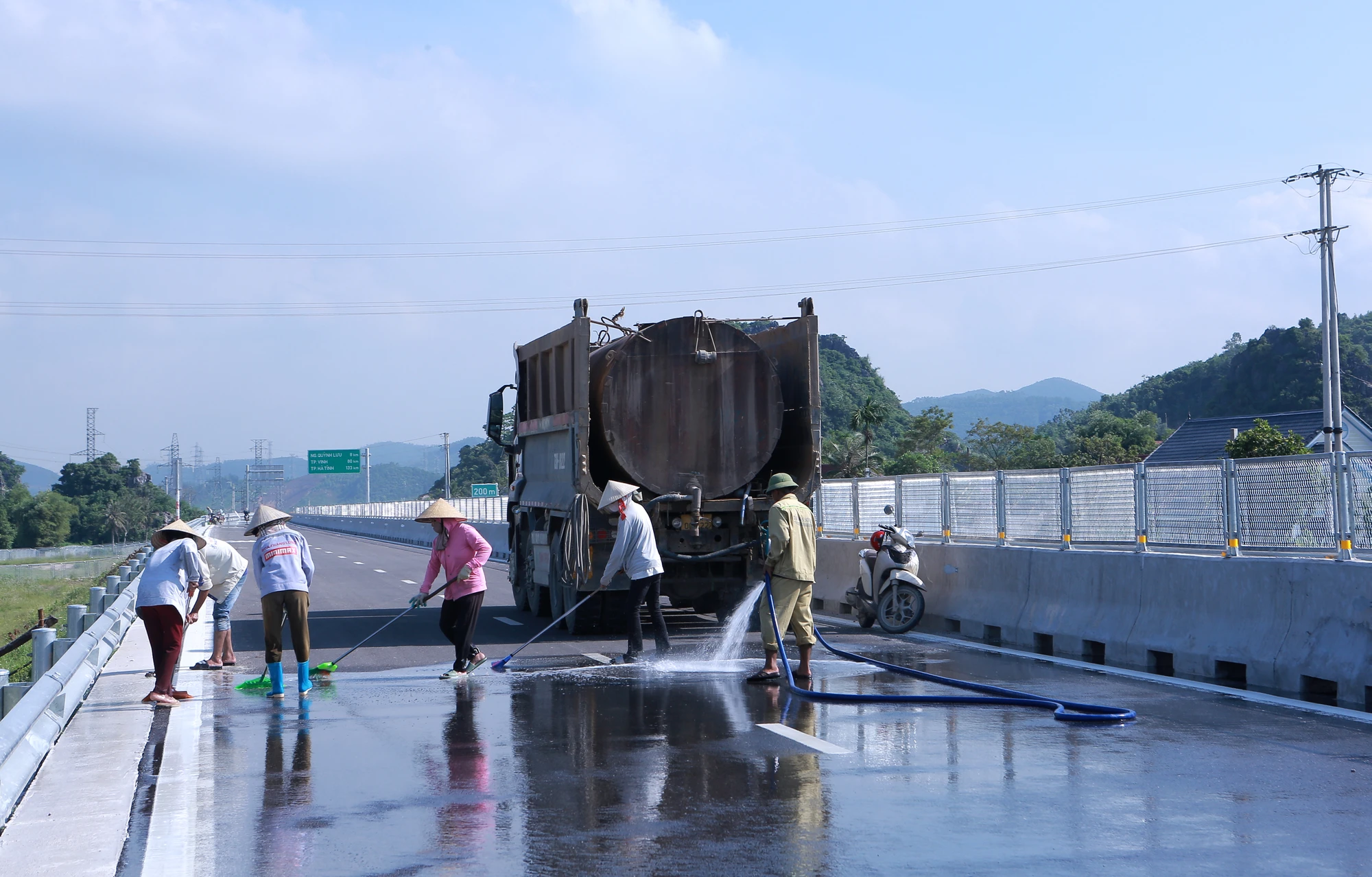 Công nhân rửa đường trên tuyến Nghi Sơn - Diễn Châu, đoạn 6,5 km qua địa bàn tỉnh Thanh Hóa. Theo ông Minh đây cũng là khâu cuối cùng trước khi cho thông tuyến dự kiến vào ngày 2-9. Công nhân rửa đường trên tuyến Nghi Sơn - Diễn Châu, đoạn 6,5 km qua địa bàn tỉnh Thanh Hóa. Theo ông Minh đây cũng là khâu cuối cùng trước khi cho thông tuyến dự kiến vào ngày 2-9.