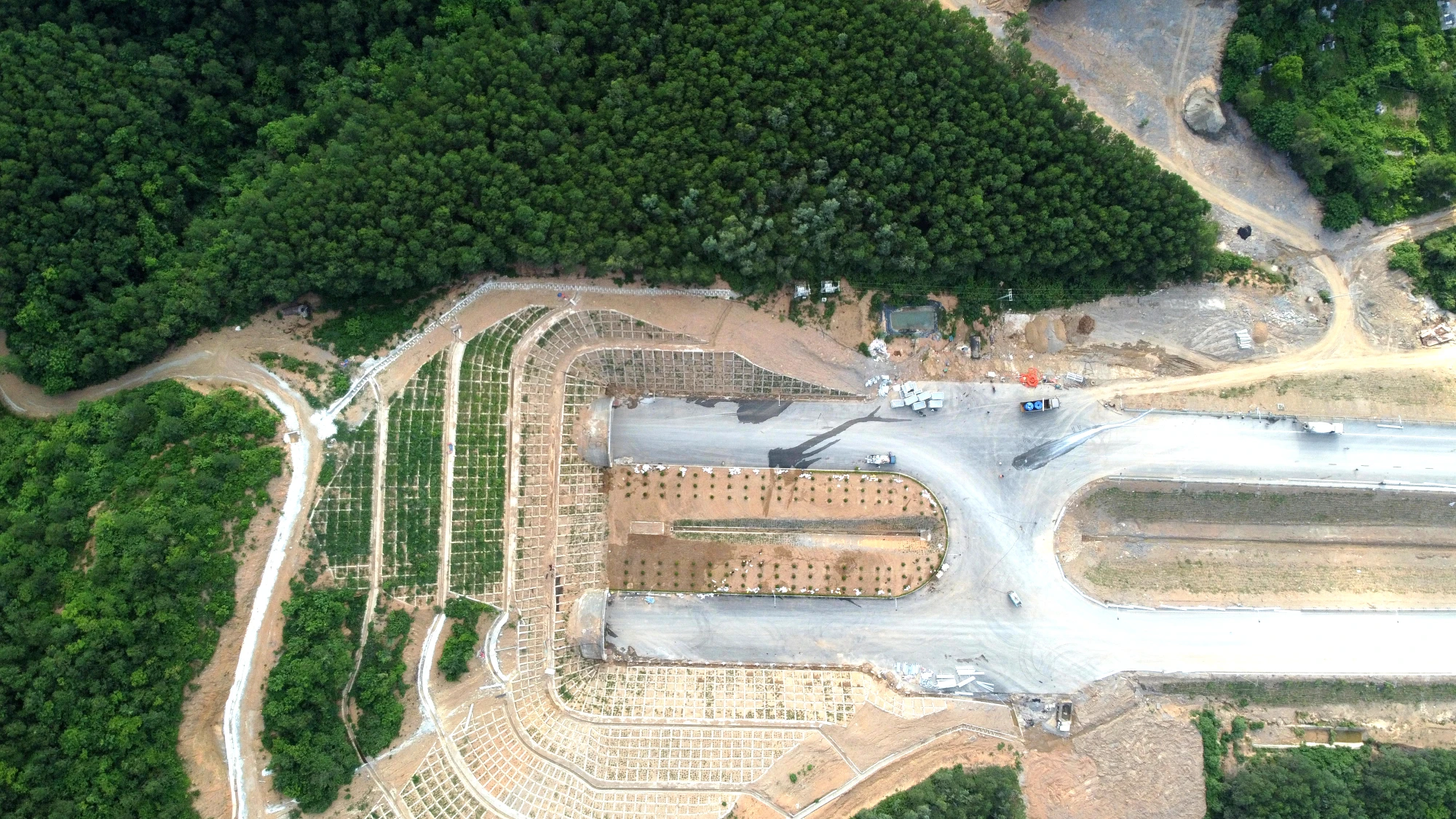 Được khởi công tháng 7-2021, Hầm Trường Vinh là hầm xuyên núi đầu tiên nối Thanh Hóa - Nghệ An mà các các nhà thầu phải thực hiện khoan phá, đào hầm với thời gian khoảng 8 tháng. Được khởi công tháng 7-2021, Hầm Trường Vinh là hầm xuyên núi đầu tiên nối Thanh Hóa - Nghệ An mà các các nhà thầu phải thực hiện khoan phá, đào hầm với thời gian khoảng 8 tháng.