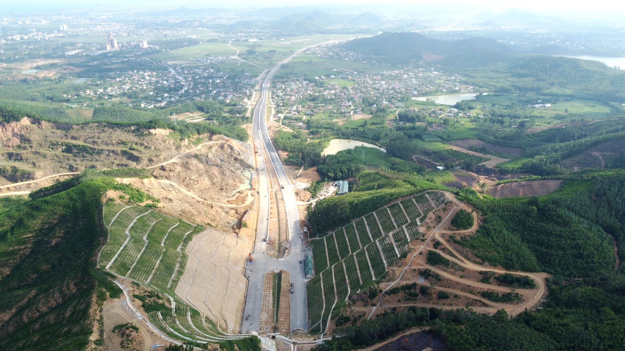 Ngoài ra, theo ông Minh cao tốc Bắc - Nam, đoạn Nghi Sơn - Diễn Châu có chiều dài 50 km qua địa phận hai tỉnh Thanh Hóa (6,5 km) và tỉnh Nghệ An (43,5 km) với tổng mức đầu tư 7.293 tỉ đồng. Ngoài ra, theo ông Minh cao tốc Bắc - Nam, đoạn Nghi Sơn - Diễn Châu có chiều dài 50 km qua địa phận hai tỉnh Thanh Hóa (6,5 km) và tỉnh Nghệ An (43,5 km) với tổng mức đầu tư 7.293 tỉ đồng.