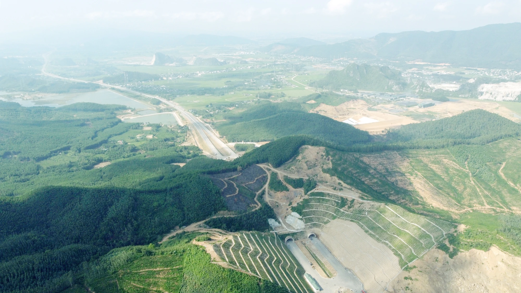 Phía Bắc hầm thuộc xã Trường Lâm (Thị xã Nghi Sơn, Thanh Hóa) và phía Nam là xã Quỳnh Vinh (Thị xã Hoàng Mai, Nghệ An). Phía Bắc hầm thuộc xã Trường Lâm (Thị xã Nghi Sơn, Thanh Hóa) và phía Nam là xã Quỳnh Vinh (Thị xã Hoàng Mai, Nghệ An).