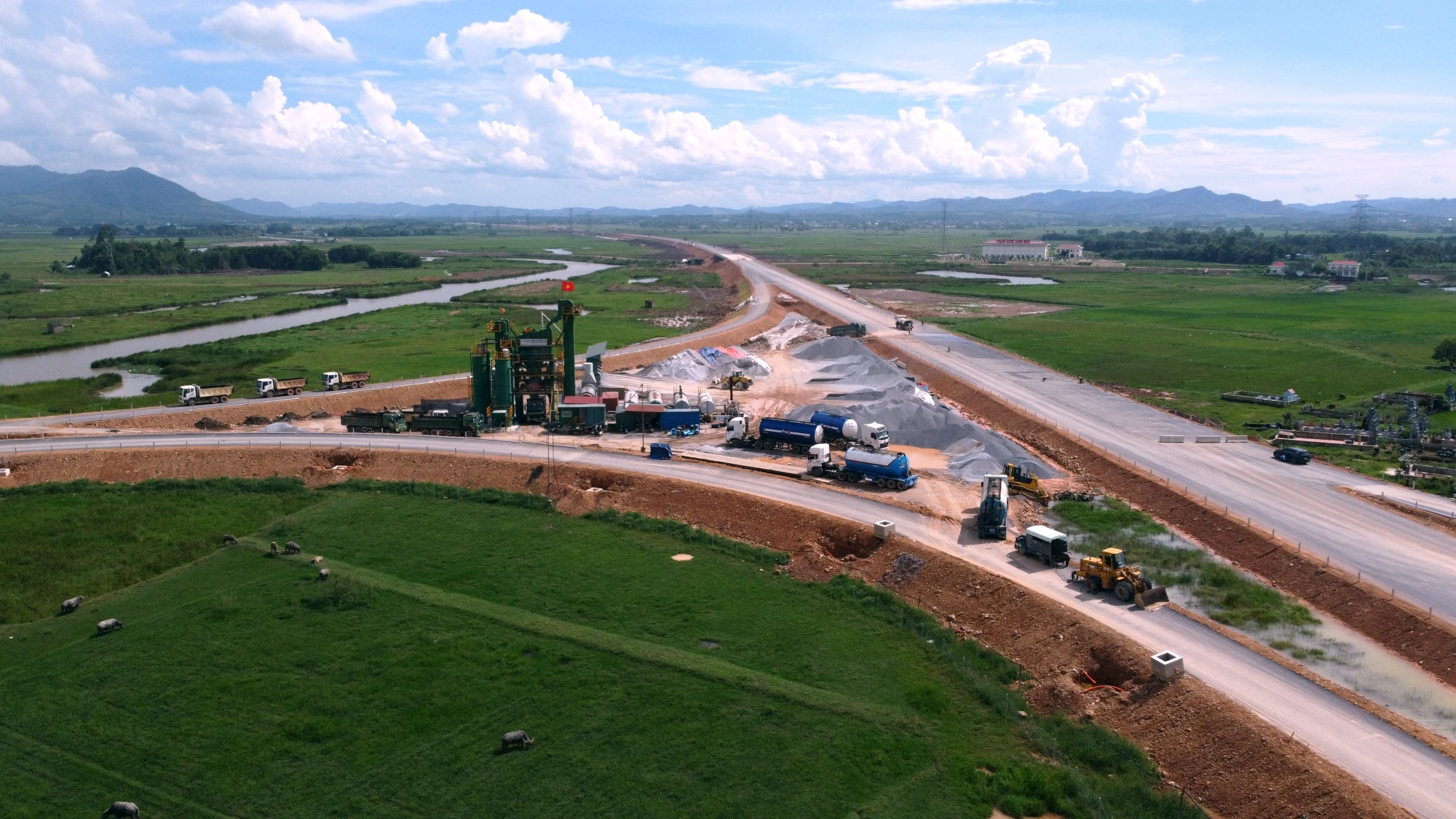 Các hệ thống biển báo tại nút giao này cũng chưa được gắn biển, nhiều hạng mục còn dang dở. Các hệ thống biển báo tại nút giao này cũng chưa được gắn biển, nhiều hạng mục còn dang dở.