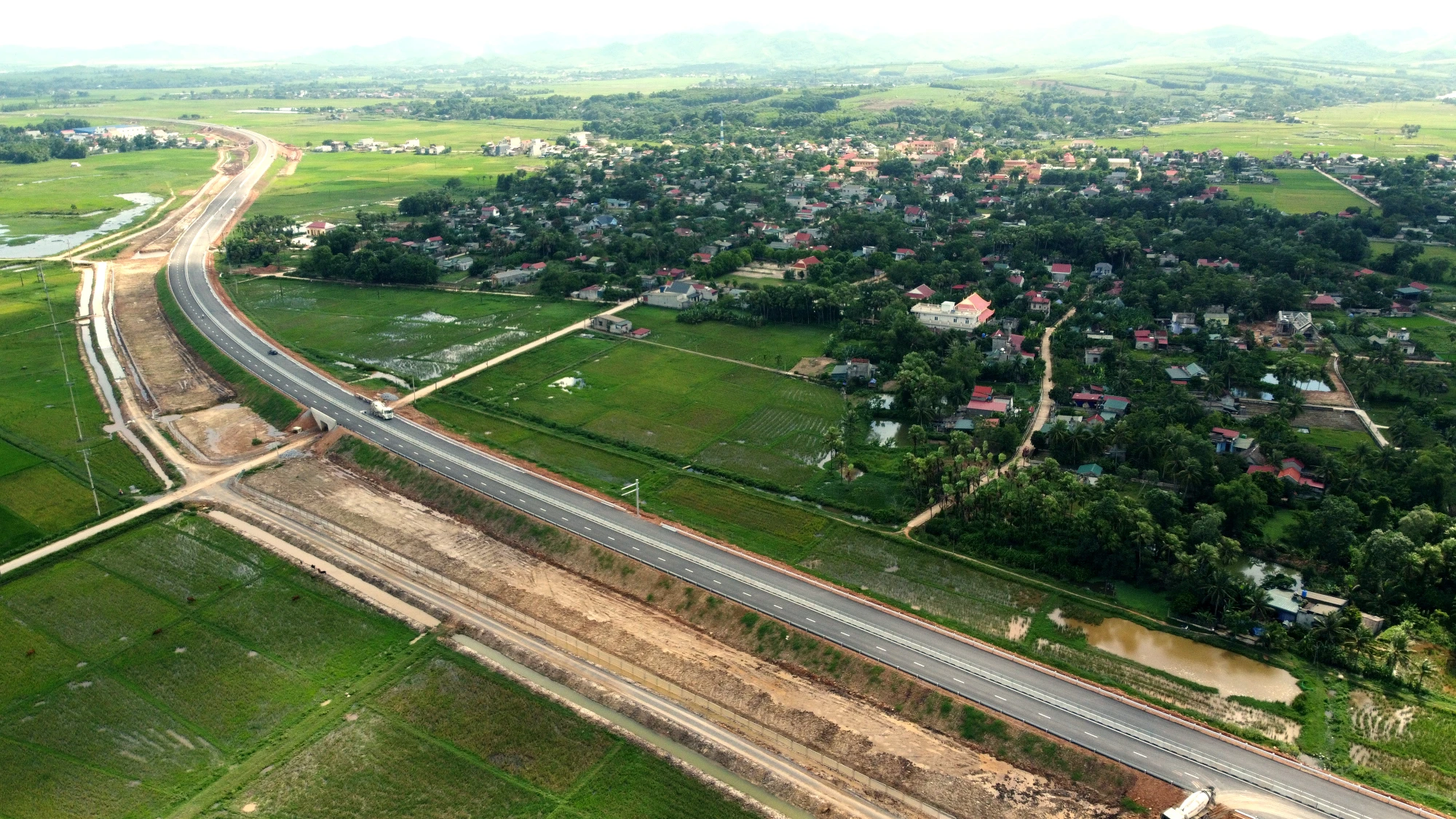 Cao tốc Quốc lộ 45 - Nghi Sơn có chiều dài hơn 43,2 km qua địa bàn tỉnh Thanh Hóa với tổng mức đầu tư hơn 5.530 tỉ đồng. Cao tốc Quốc lộ 45 - Nghi Sơn có chiều dài hơn 43,2 km qua địa bàn tỉnh Thanh Hóa với tổng mức đầu tư hơn 5.530 tỉ đồng.