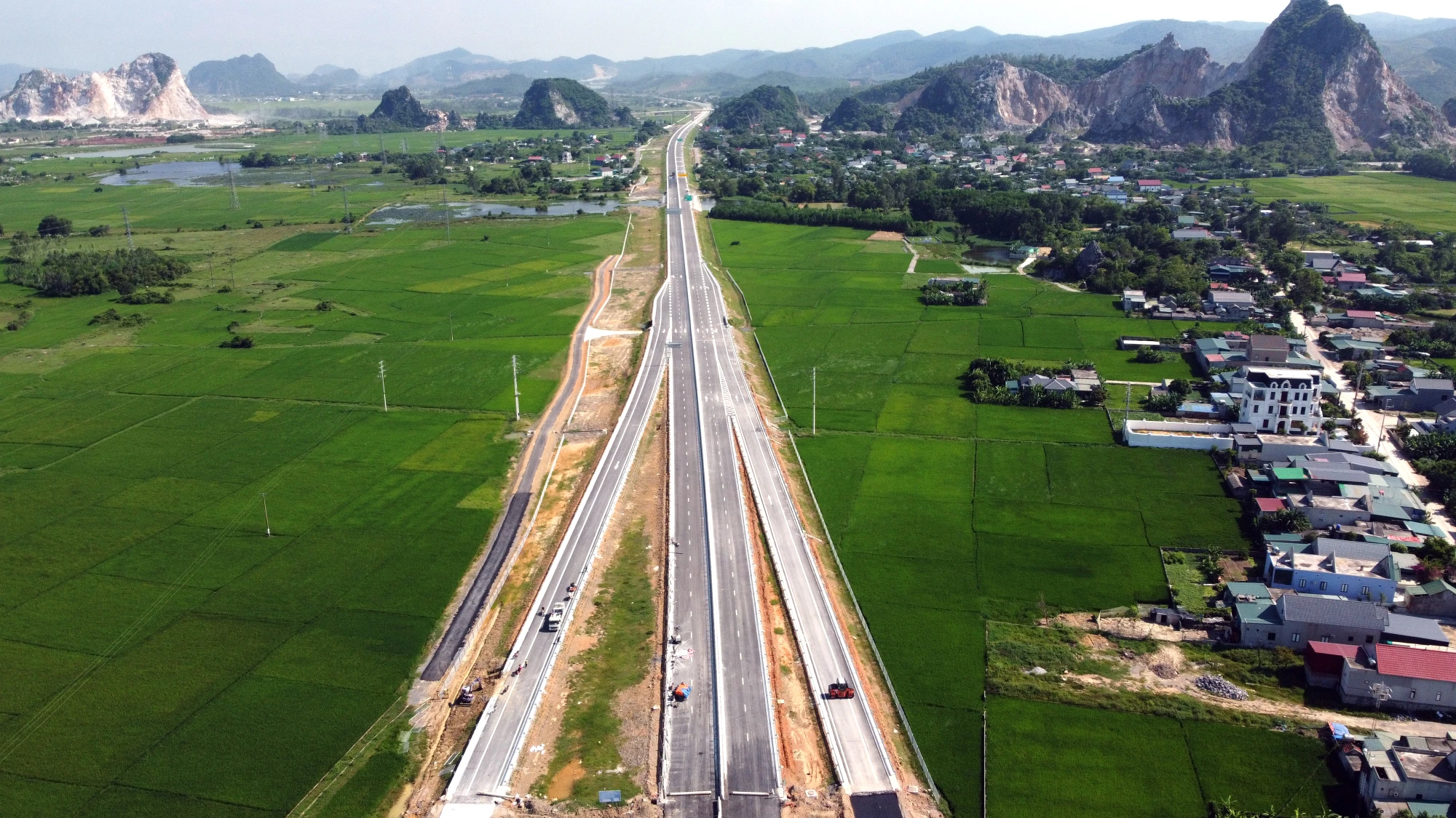 Trong khi từ nút giao Tân Trường nhìn về tuyến cao tốc Nghi Sơn – Diễn Châu đã hoàn thiện sẵn sàng trước ngày thông xe 2-9. Trong khi từ nút giao Tân Trường nhìn về tuyến cao tốc Nghi Sơn – Diễn Châu đã hoàn thiện sẵn sàng trước ngày thông xe 2-9.