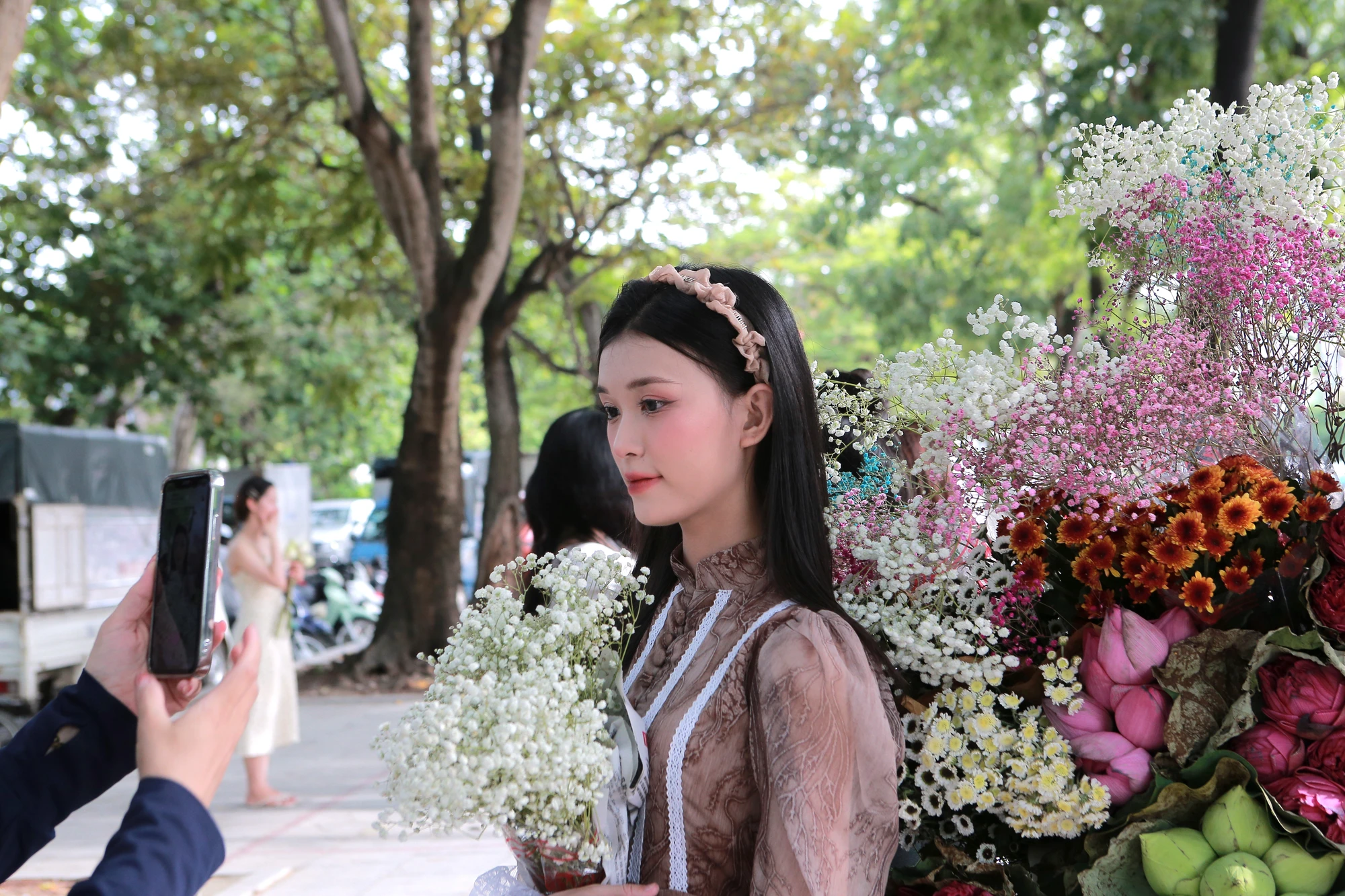 Đa số các bạn trẻ sử dụng điện thoại di động để chụp ảnh lưu niệm thay vì thuê thợ chuyên nghiệp Đa số các bạn trẻ sử dụng điện thoại di động để chụp ảnh lưu niệm thay vì thuê thợ chuyên nghiệp