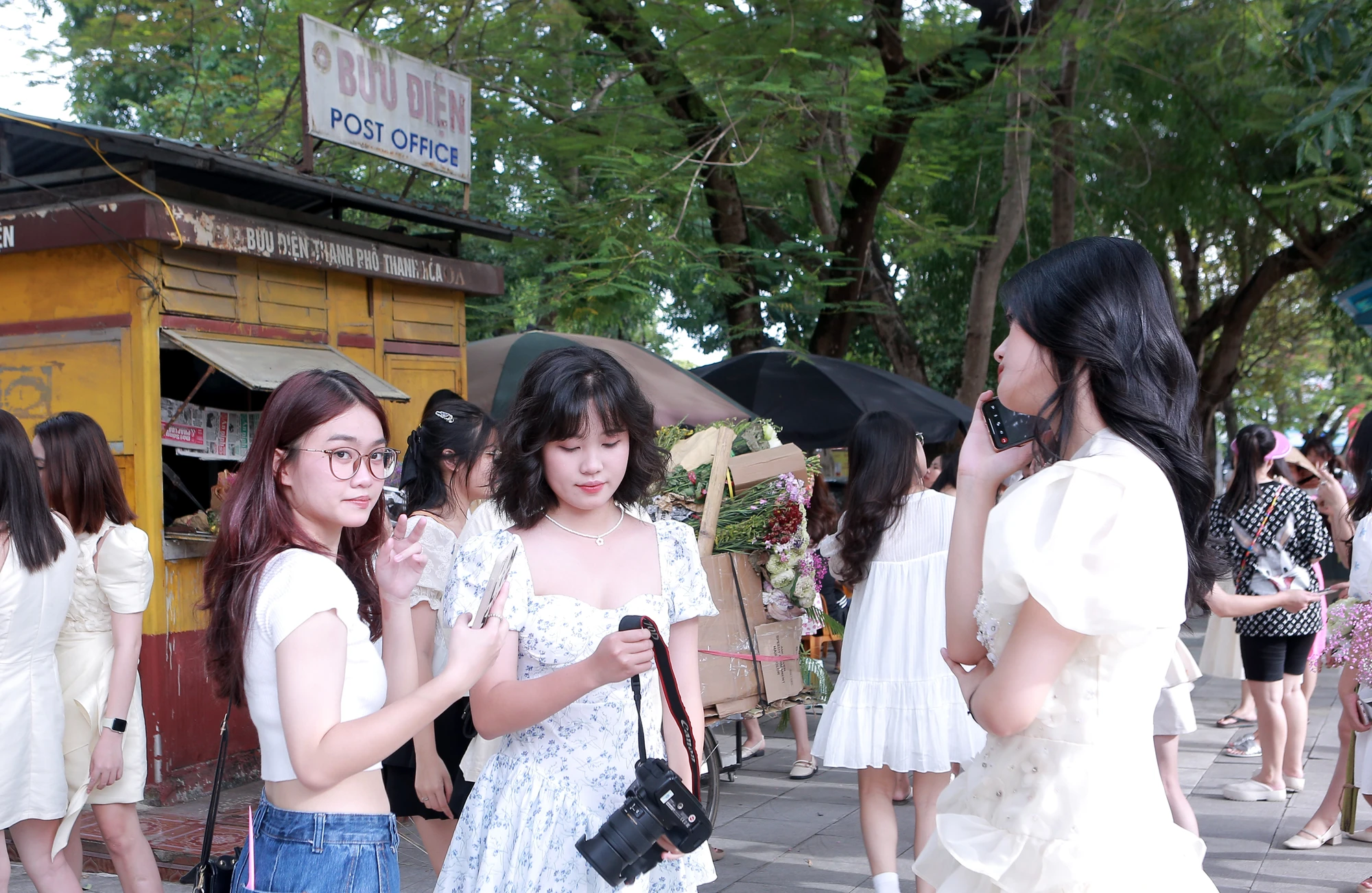 Điểm Bưu điện Quang Trung được nhiều bạn trẻ thích thú. Điểm Bưu điện Quang Trung được nhiều bạn trẻ thích thú.