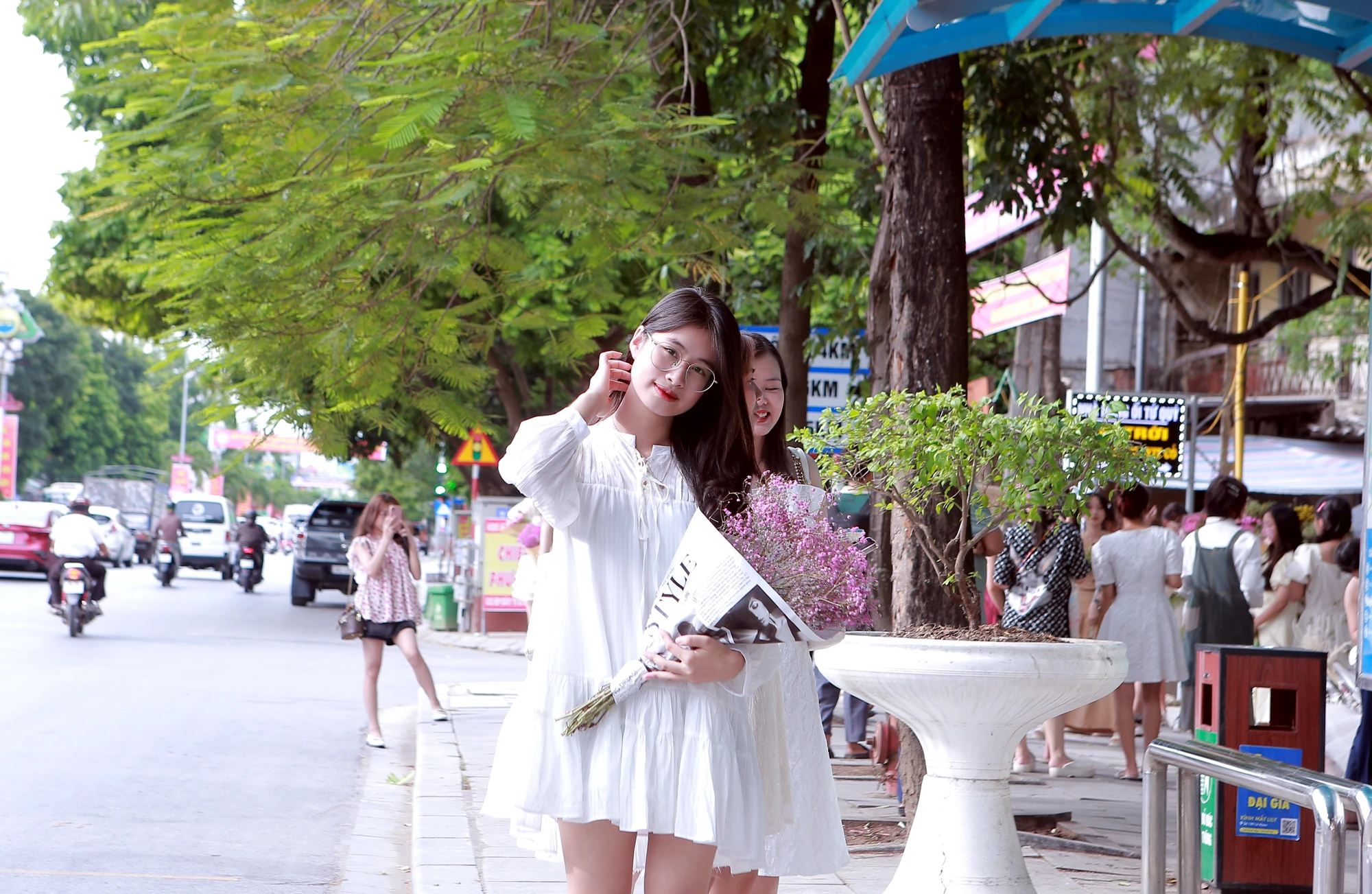 Một thiếu nữ thả dáng bên đường phố tấp nập của xứ Thanh. Một thiếu nữ thả dáng bên đường phố tấp nập của xứ Thanh.