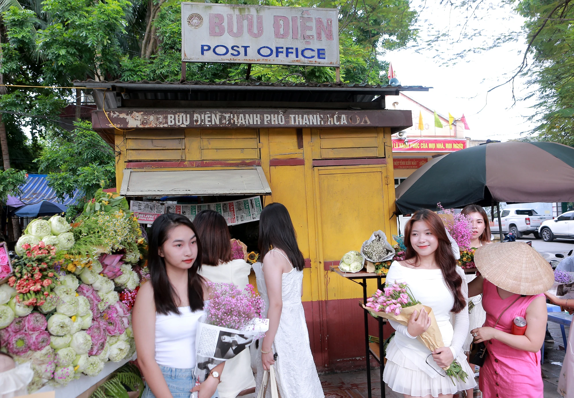 Thời tiết ở TP Thanh Hóa những ngày này bắt đầu vào thu. Nhiều nữ sinh đã nhân dịp này diện những chiếc váy, áo xinh xắn đến trước Trung tâm Hội nghị tỉnh Thanh Hóa trên đường Quang Trung để chụp hình kỷ niệm. Thời tiết ở TP Thanh Hóa những ngày này bắt đầu vào thu. Nhiều nữ sinh đã nhân dịp này diện những chiếc váy, áo xinh xắn đến trước Trung tâm Hội nghị tỉnh Thanh Hóa trên đường Quang Trung để chụp hình kỷ niệm.