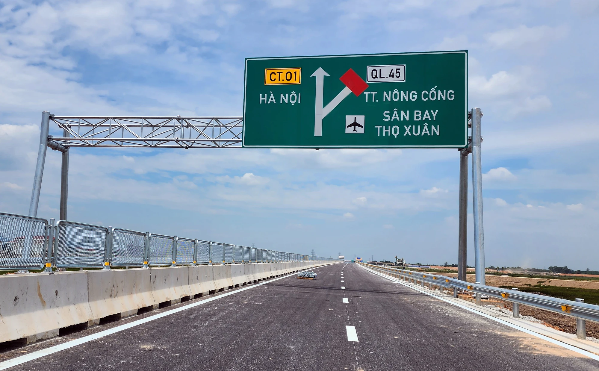 Hệ thống biển báo giao thông trên tuyến này cũng đã được nhà đầu tư lắp đặt xong.
