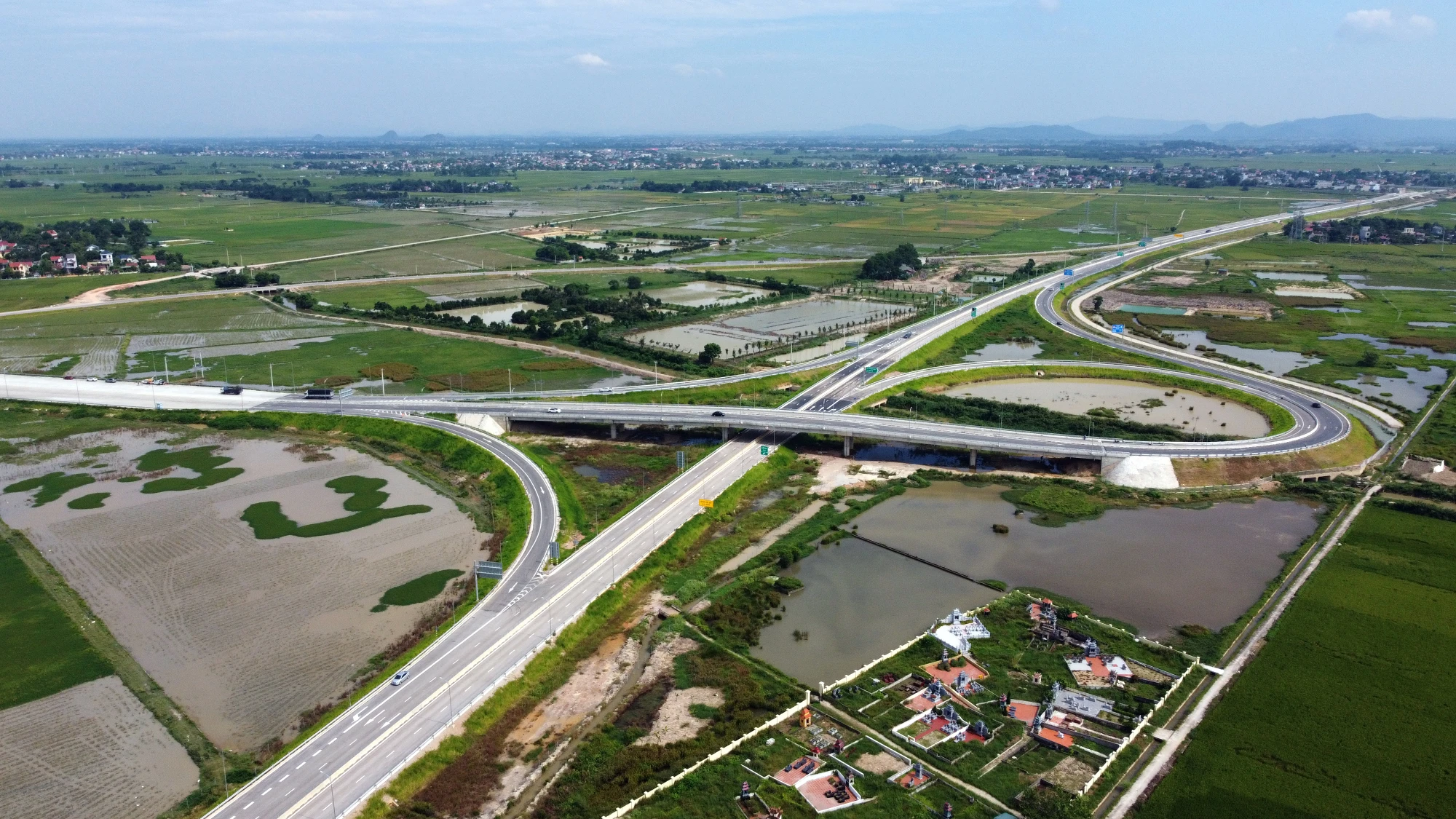 Người dân đi từ Hà Nội về TP Thanh Hóa lưu thông trên tuyến cao tốc Mai Sơn – Quốc lộ 45 từ nút giao thông Đông Xuân đi về phía TP Thanh Hóa và một số huyện vùng cao của Thanh Hóa.